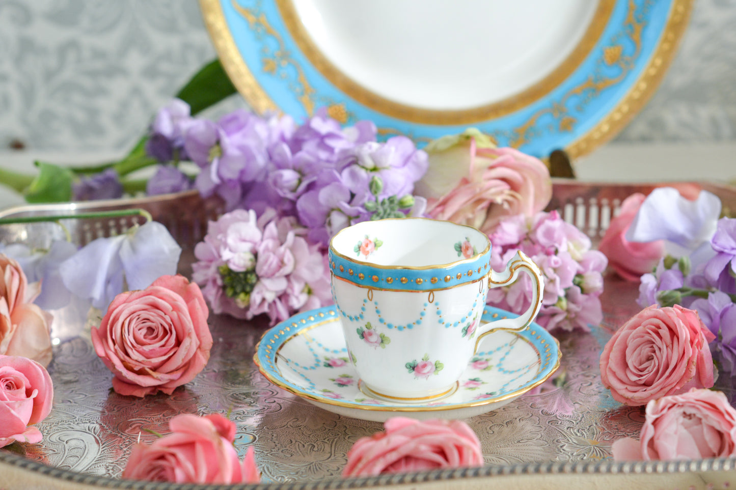 ミントンの美しいデミタスカップ。ミントンブルーにエレガントなデザイン。さすがミントン!ですね。小さなカップにぎゅっと魅力が詰まったお品です。 ミントンは女性の絵付け師さんが他のメーカーよりもたくさん活躍していたと本で読んだことがあります。ミントンのエレガントで美しいデザインはそんな理由もあるのかもしれません。カップのハンドルに製造時にできたと思われる傷と、ソーサーにヘアライン(貫通はしていません)があるので実用にはお勧めしませんが、ぜひたくさん眺めて愛でていただきたい、芸術的なカップです。