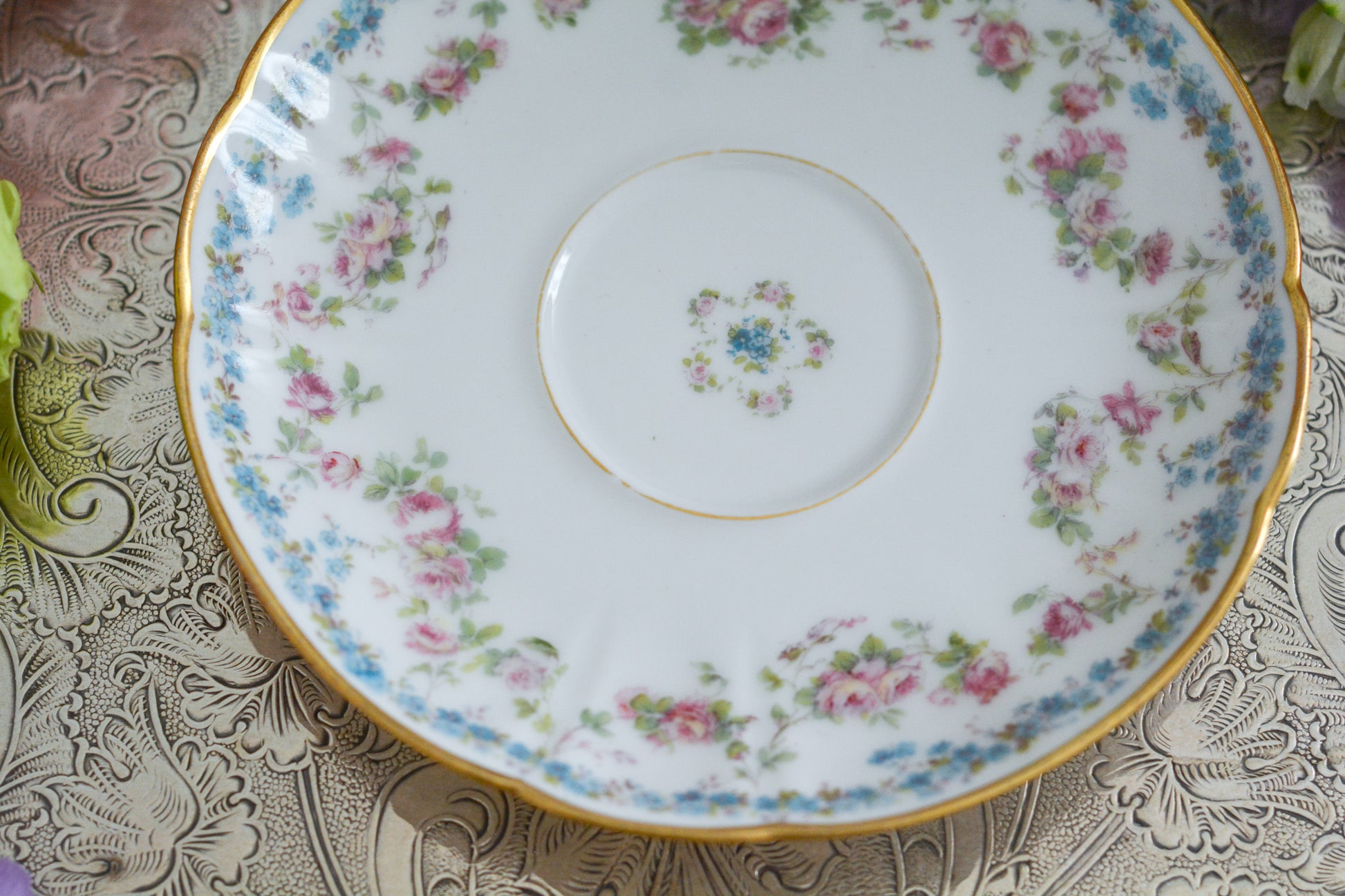 バラのガーランドと勿忘草がとっても可憐なフランスのアビランドリモージュのカップ&ソーサーです。同じ勿忘草の模様の330番もとても人気がありますが、271番は製造数がさらに少なくなかなか出回りません。優しいタッチで絵付けされていて、ハンドル部分の模様も可愛らしいです。見ているだけで優しい気持ちになります。可愛らしいカップでぜひティータイムをお楽しみくださいませ。