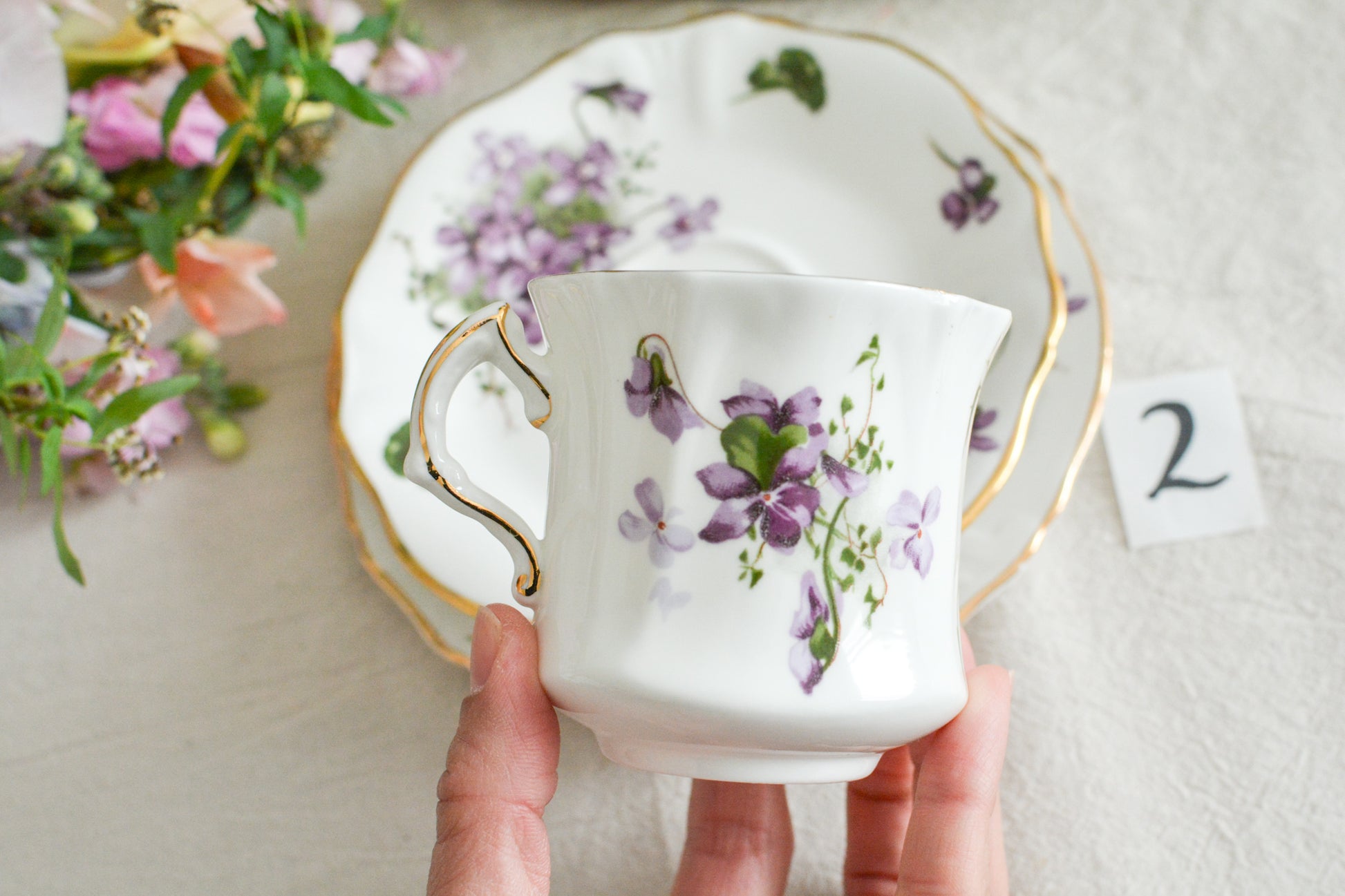 ハマースレイの人気シリーズ、ヴィクトリアンバイオレットシリーズのティートリオ。可憐なすみれの模様と優雅なシェイプがとても美しいお品です。製造年代などですみれの模様が少しずつ違い、それぞれに魅力があります。ハマースレイらしいエレガントなデザインでおうちティータイムを華やかに盛り上げてくれます。こちらは1セットの価格です。在庫が2セットあり、絵柄や色味が少しずつ異なります。トリオ①〜②からお選びください。