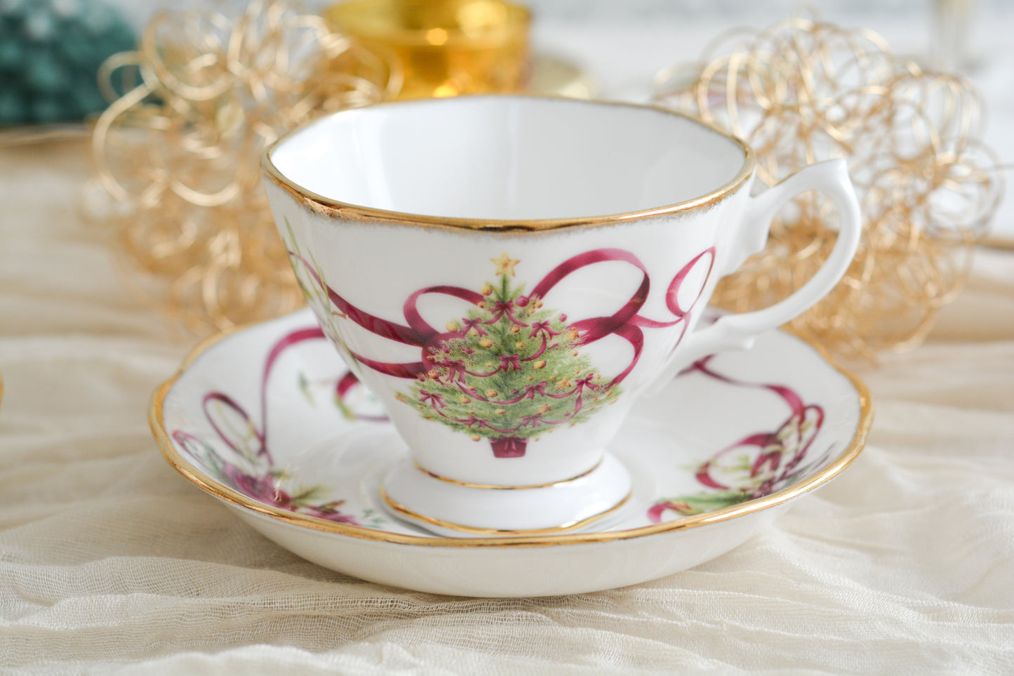 ロイヤルアルバートの代表的なシリーズオールドイングリッシュツリー。このシリーズは色々なバリエーションが発表されています。こちらのクリスマスツリーもその一つ。大きなクリスマスツリーにマルーンカラーのリボンがとても華やかなデザインで人気があります。クリスマスのティータイムにぴったりのカップでクリスマスのテーブルをお楽しみくださいね。