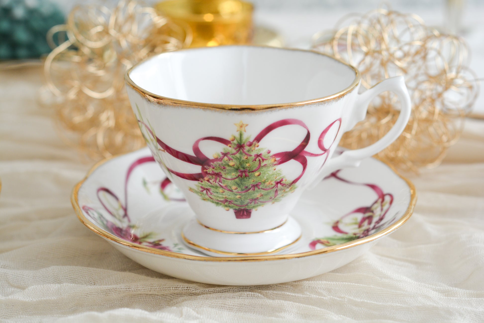 ロイヤルアルバートの代表的なシリーズオールドイングリッシュツリー。このシリーズは色々なバリエーションが発表されています。こちらのクリスマスツリーもその一つ。大きなクリスマスツリーにマルーンカラーのリボンがとても華やかなデザインで人気があります。クリスマスのティータイムにぴったりのカップでクリスマスのテーブルをお楽しみくださいね。