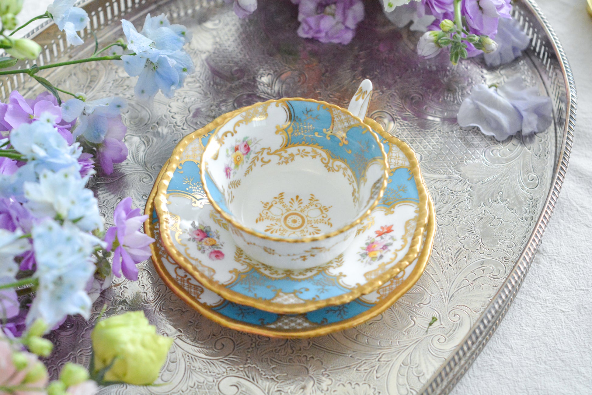 コールポートの代表作と言ってもいい、バットウィングシリーズ。カラー展開が豊富でレアカラーと呼ばれる貴重かつ人気のカラーがあります。その中でもターコイズブルーは幻と言われるほどレアなカラー。前回ご紹介できた時もとても嬉しかったのですが、また出会うことができて本当に嬉しく思います。手に取ると、宝石のようにキラキラと輝くターコイズブルーに金彩のコントラスト、美しいシェイプ。本当に素晴らしい、心が躍るカップです。