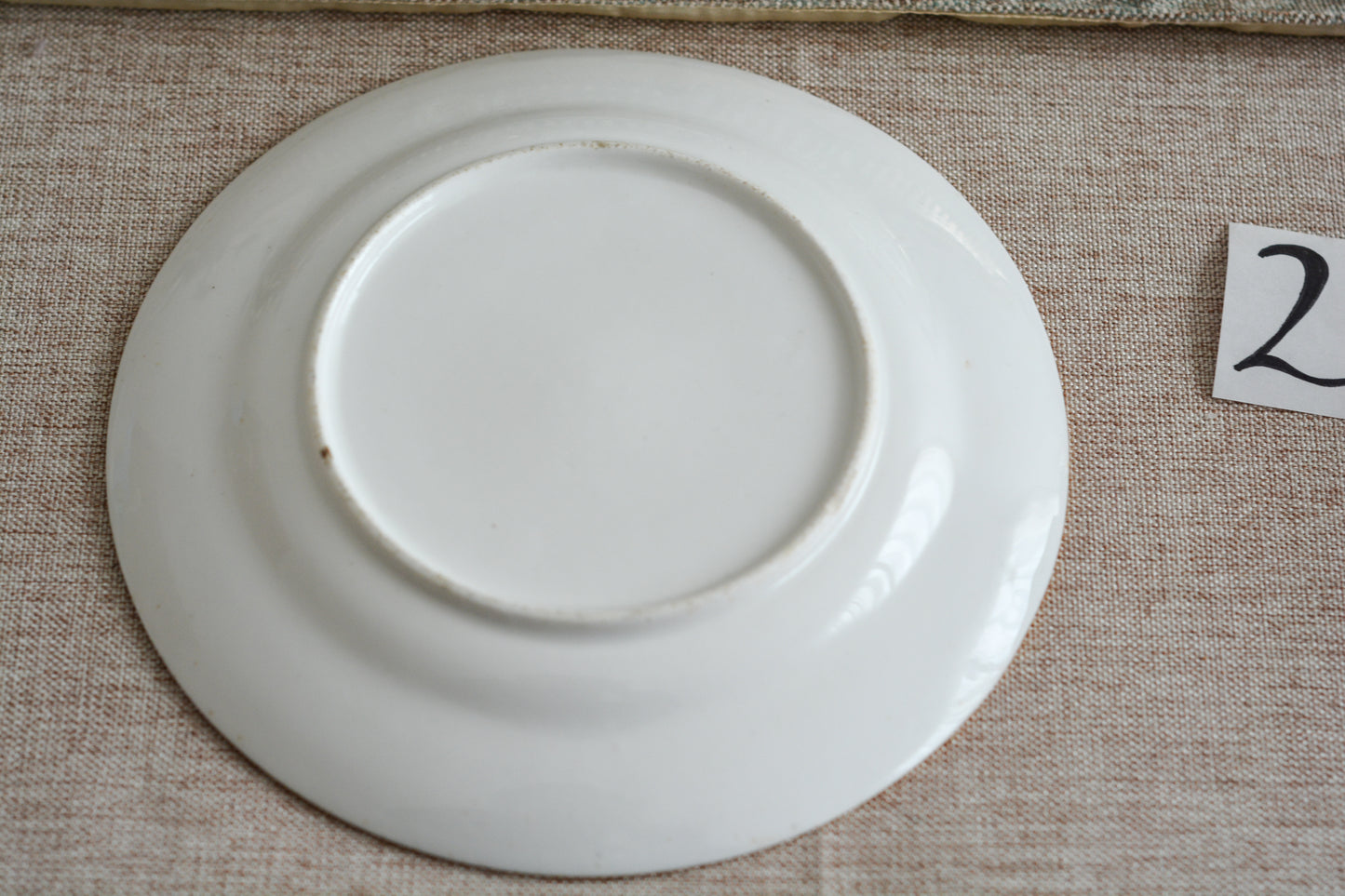 コールポートのハンドペイントで描かれた花々がとても美しいティートリオです。以前色違いのコバルトブルーのトリオをご紹介したことがあります。シリーズ名はないのですが、何色かカラーバリエーションがあります。ターコイズブルーはどのシリーズにおいても貴重なカラー。ターコイズブルーに金彩のコントラストがとても豪華な印象です。特別なティータイムにどうぞ。