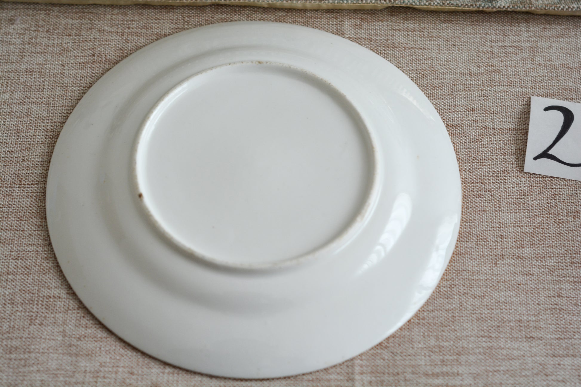 コールポートのハンドペイントで描かれた花々がとても美しいティートリオです。以前色違いのコバルトブルーのトリオをご紹介したことがあります。シリーズ名はないのですが、何色かカラーバリエーションがあります。ターコイズブルーはどのシリーズにおいても貴重なカラー。ターコイズブルーに金彩のコントラストがとても豪華な印象です。特別なティータイムにどうぞ。