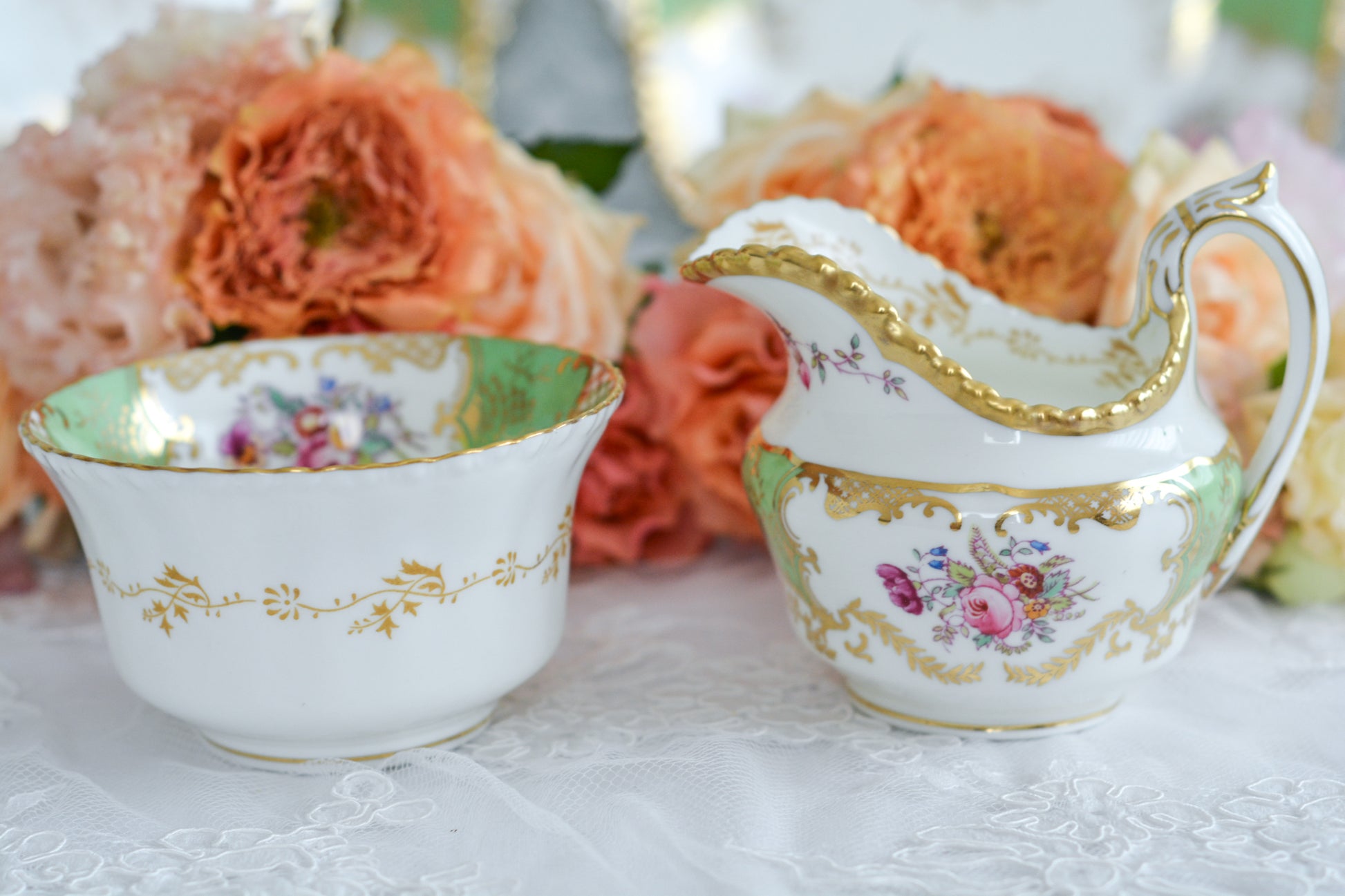 コールポートの人気シリーズのバットウィング。こちらはアップルグリーンカラーが美しいミルクジャグです。アップルグリーンは明るい雰囲気で優美なデザインです。美しいミルクジャグはテーブルに花を添えてくれますね。ミルクジャグは元々ティートリオよりも数が少ないのですが、バットウィングシリーズは年々見つけることが困難になっております。こちらはとても状態の良い子で、お探しの方に見つけていただけましたら嬉しいです。