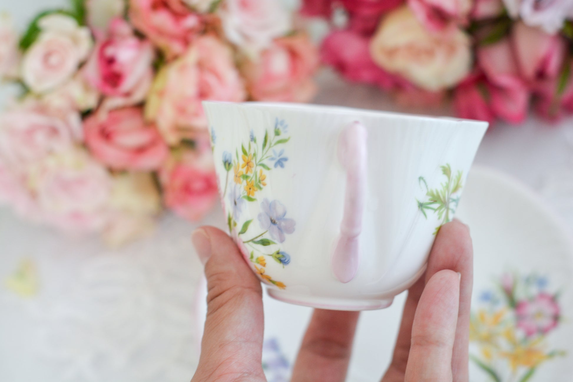 シェリーのワイルドフラワーシリーズの可愛らしいティートリオです。カップはディンティーシェイプと呼ばれる可愛らしいシェイプで上から見るとお花が咲いている様に見えます。イギリスの色とりどりの野花が散りばめられていて、どんな花がプリントされているか眺めるのも楽しいです。こちらは同じシリーズのピンクのお揃いのB&Bプレート、色違いのブルーのB&Bプレートも別で掲載しています。