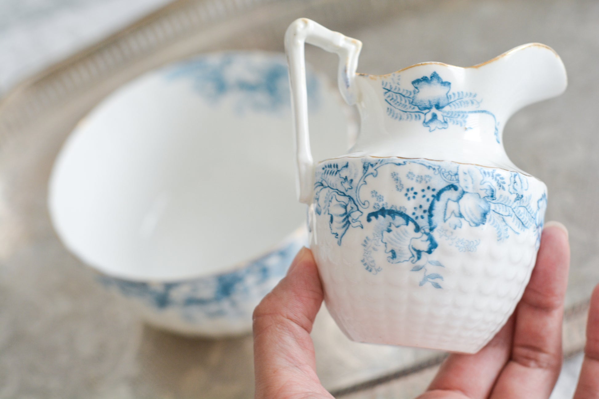 サミュエル・ラドフォードというメーカーの可愛らしいティートリオです。サミュエル・ラドフォードはスタッフォードシャーのメーカーで、1879年から1957年まで創業していました。こちらはブルーの転写模様がとても美しく地模様もとても可愛らしいお品です。同じパターンのティートリオと色違いのデザートプレートも別で掲載しています。