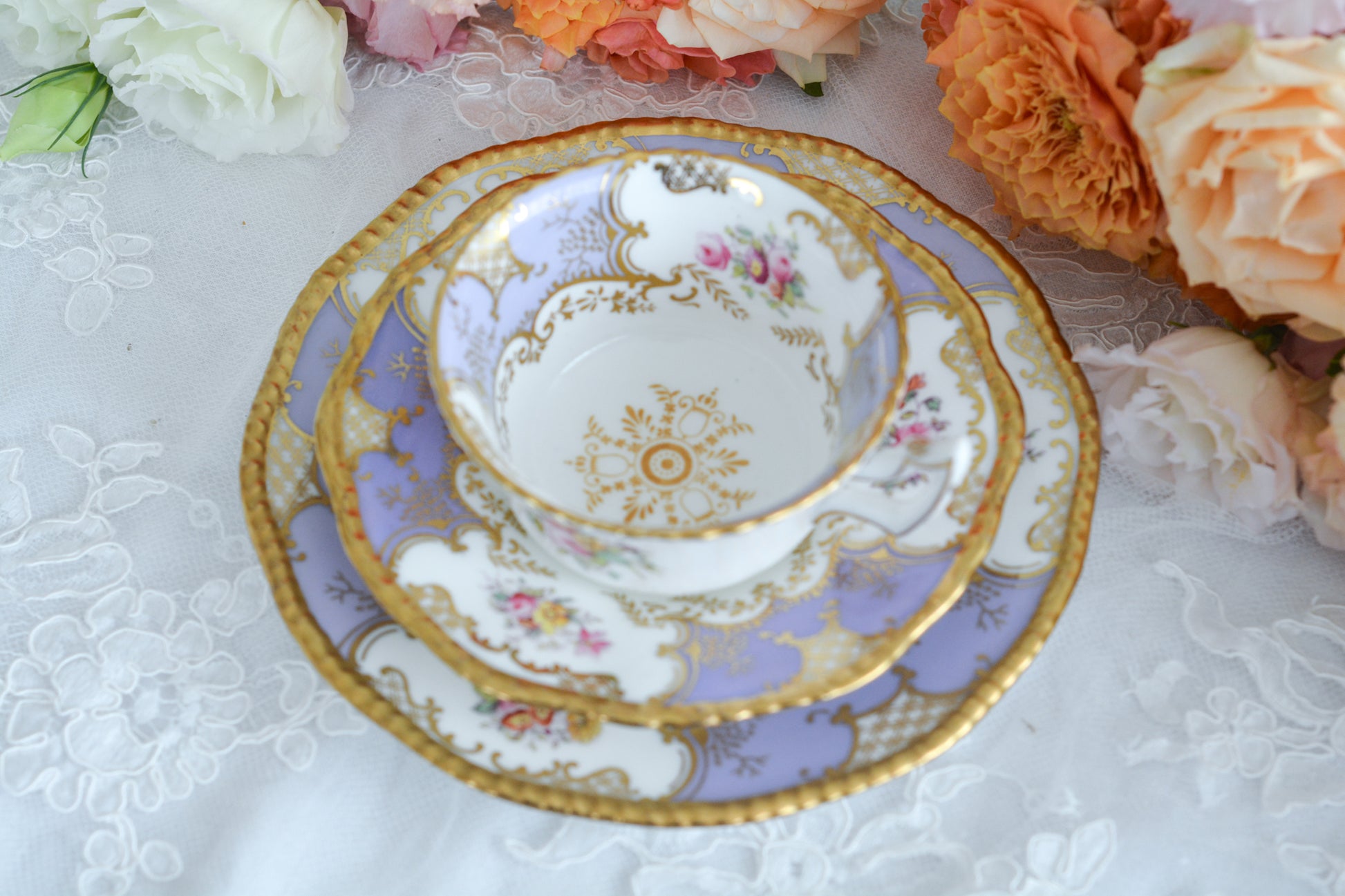 コールポートの人気シリーズ、バットウィングシリーズ。こちらはとても貴重なライラックカラーのティートリオです。そしてさらにカップの側面にブーケの模様が描かれている珍しいデザインです。ライラックカラーは美しいのはもちろんですが、柔らかな印象でとても上品ですね。最近はバットウィングシリーズは探すことがより困難になっております。ライラックカラーは元々レアカラーと言われるお品で、当店では初めてご紹介できます。美しいティートリオをぜひお楽しみください。