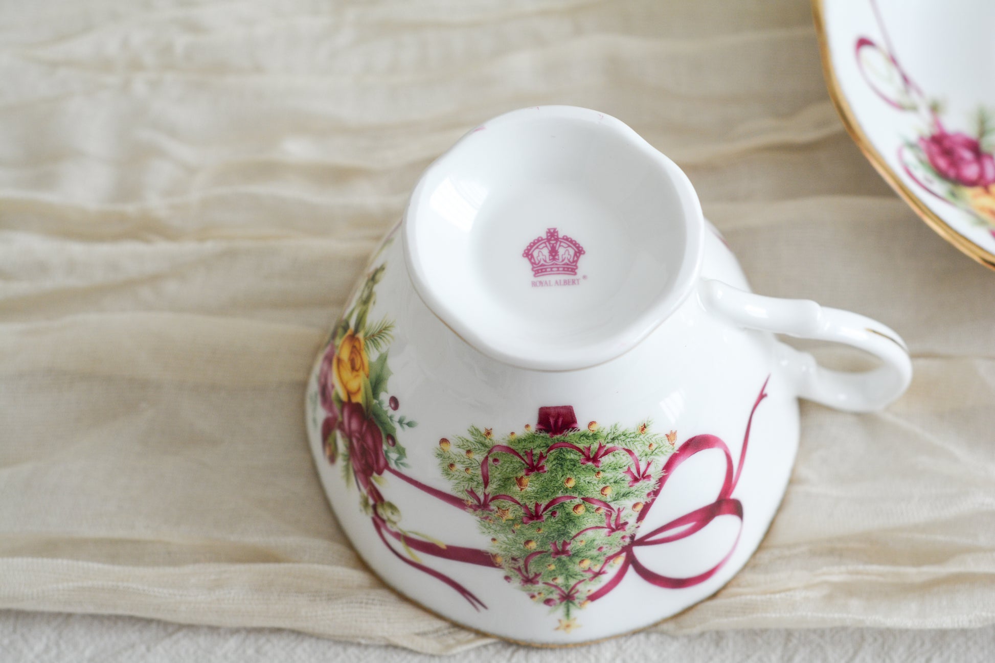 ロイヤルアルバートの代表的なシリーズオールドイングリッシュツリー。このシリーズは色々なバリエーションが発表されています。こちらのクリスマスツリーもその一つ。大きなクリスマスツリーにマルーンカラーのリボンがとても華やかなデザインで人気があります。クリスマスのティータイムにぴったりのカップでクリスマスのテーブルをお楽しみくださいね。