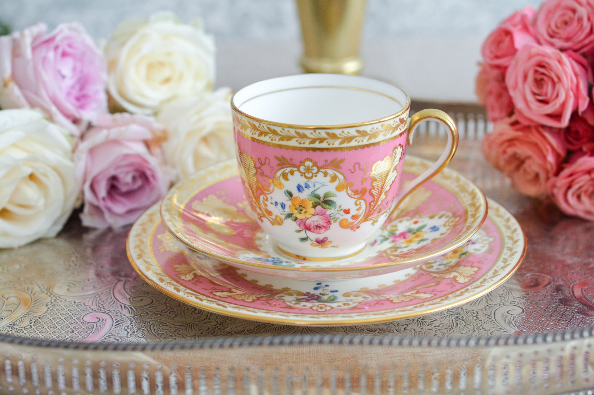 ピンクのカラーがとても貴重で愛らしい、コウルドンのティファニーパターンのティートリオです。こちらはティファニーのスタンプはありませんが、柄はティファニーがコウルドンに特注したパターン。ティファニーらしい上品な絵柄がとても美しくでコウルドンの中でも人気のシリーズです。クリスマスプレゼントにもぴったりの特別なお品です🎁  美しいティートリオで、ぜひクリスマスのティータイムやテーブルコーディネートをお楽しみください。