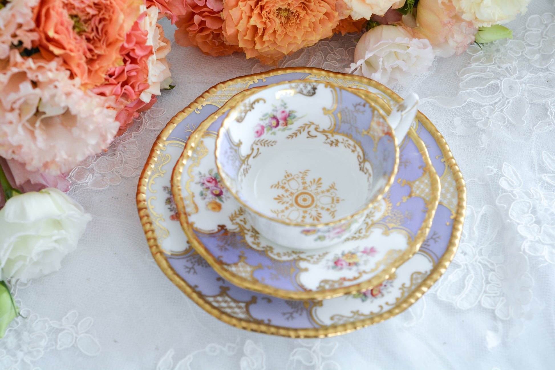 コールポートの人気シリーズ、バットウィングシリーズ。こちらはとても貴重なライラックカラーのティートリオです。そしてさらにカップの側面にブーケの模様が描かれている珍しいデザインです。ライラックカラーは美しいのはもちろんですが、柔らかな印象でとても上品ですね。最近はバットウィングシリーズは探すことがより困難になっております。ライラックカラーは元々レアカラーと言われるお品で、当店では初めてご紹介できます。美しいティートリオをぜひお楽しみください。