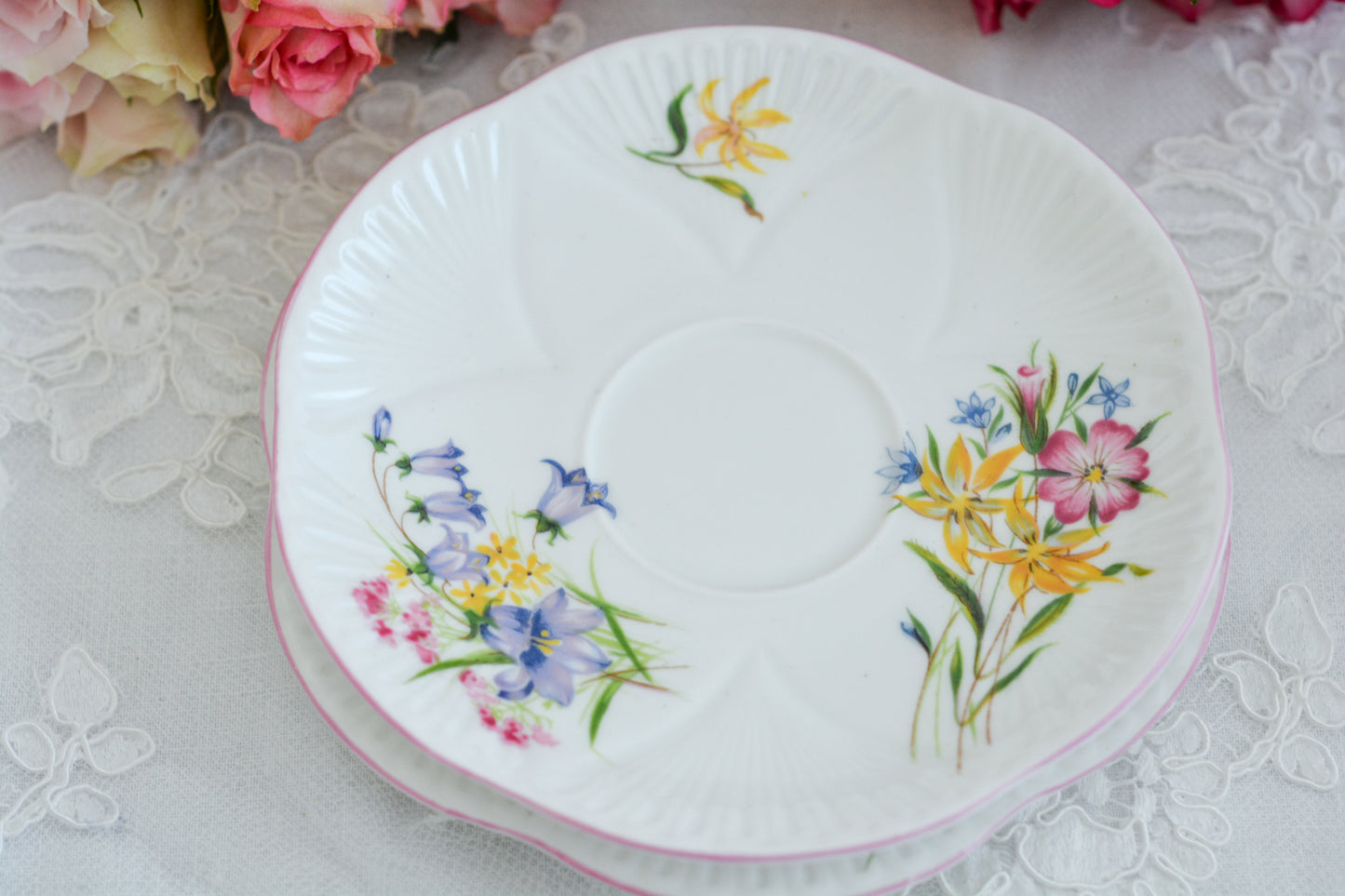 シェリーのワイルドフラワーシリーズの可愛らしいティートリオです。カップはディンティーシェイプと呼ばれる可愛らしいシェイプで上から見るとお花が咲いている様に見えます。イギリスの色とりどりの野花が散りばめられていて、どんな花がプリントされているか眺めるのも楽しいです。こちらは同じシリーズのピンクのお揃いのB&Bプレート、色違いのブルーのB&Bプレートも別で掲載しています。