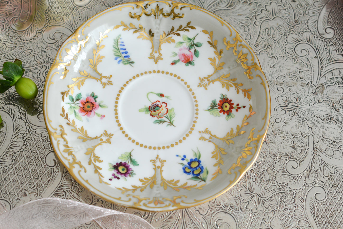 トゥルートリオは、ティーカップ、コーヒーカップ、ソーサーのセットで1800年代中頃まではトリオといえばトゥルートリオが主流でした。こちらはバックスタンプなどはないのですが、ソーサーの裏面にうっすらとMINTONと確認できます。美しいハンドペイントの絵付けはさすがミントン。ミントンの絵付けは繊細で優しいタッチですね。リングハンドルもエレガントです。とても状態の良いお品で、紅茶もコーヒーもお楽しみいただけます。素敵なティータイムをお過ごしください。