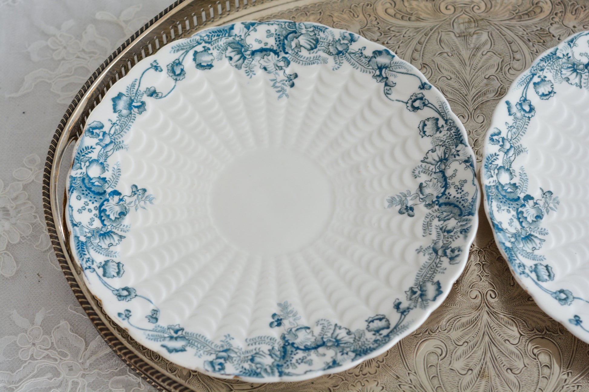 サミュエル・ラドフォードというメーカーの可愛らしいデザートプレートです。サミュエル・ラドフォードはスタッフォードシャーのメーカーで、1879年から1957年まで創業していました。こちらはブルーの転写模様がとても美しく地模様もとても可愛らしいお品です。色違いのティートリオとシュガーボウル&ミルクジャグも別で掲載しています。   こちらは1枚の価格です。全部で2枚在庫がございます。状態の良い方からお送りします。