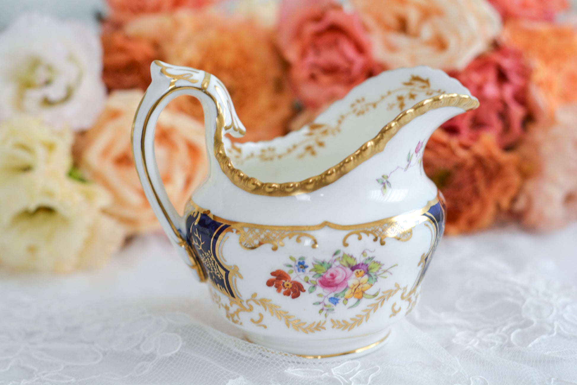 コールポートの人気シリーズのバットウィング。こちらはコバルトブルーカラーが美しいミルクジャグです。優美なデザインでとても存在感のあるミルクジャグはテーブルに花を添えてくれますね。ミルクジャグは元々ティートリオよりも数が少ないのですが、バットウィングシリーズは年々見つけることが困難になっております。こちらはとても状態の良い子で、お探しの方に見つけていただけましたら嬉しいです。