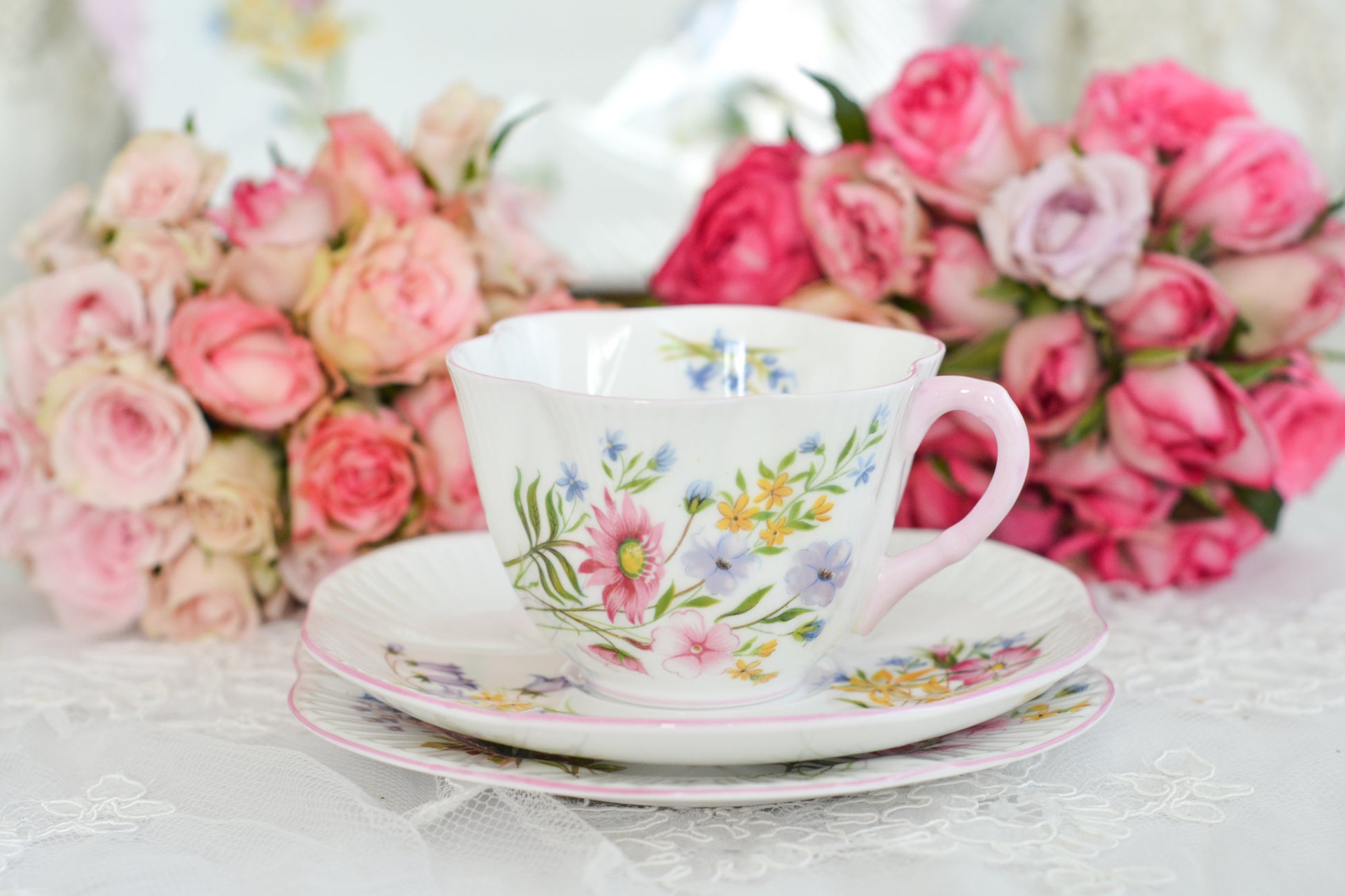 シェリーのワイルドフラワーシリーズの可愛らしいティートリオです。カップはディンティーシェイプと呼ばれる可愛らしいシェイプで上から見るとお花が咲いている様に見えます。イギリスの色とりどりの野花が散りばめられていて、どんな花がプリントされているか眺めるのも楽しいです。こちらは同じシリーズのピンクのお揃いのB&Bプレート、色違いのブルーのB&Bプレートも別で掲載しています。