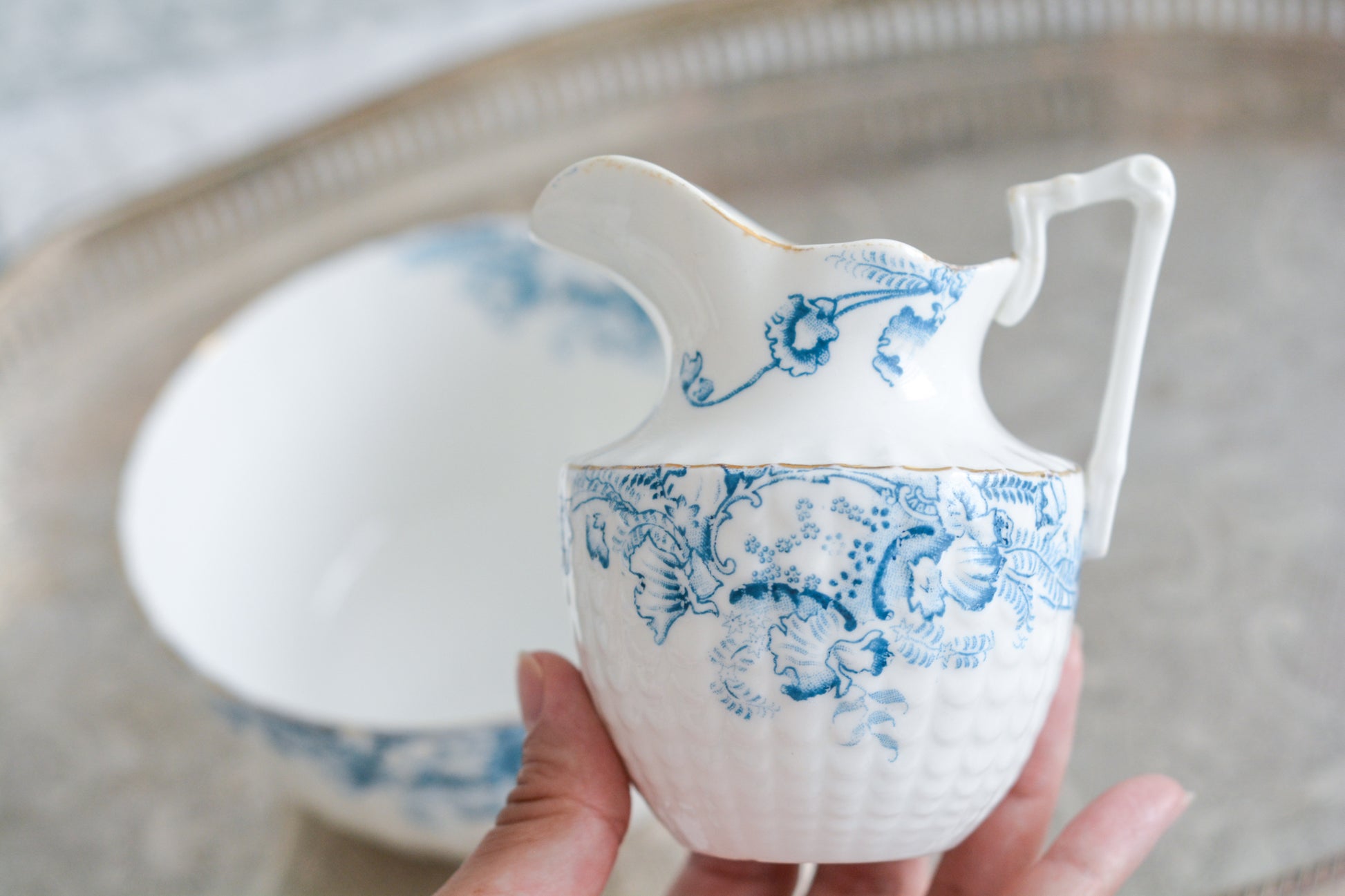 サミュエル・ラドフォードというメーカーの可愛らしいティートリオです。サミュエル・ラドフォードはスタッフォードシャーのメーカーで、1879年から1957年まで創業していました。こちらはブルーの転写模様がとても美しく地模様もとても可愛らしいお品です。同じパターンのティートリオと色違いのデザートプレートも別で掲載しています。