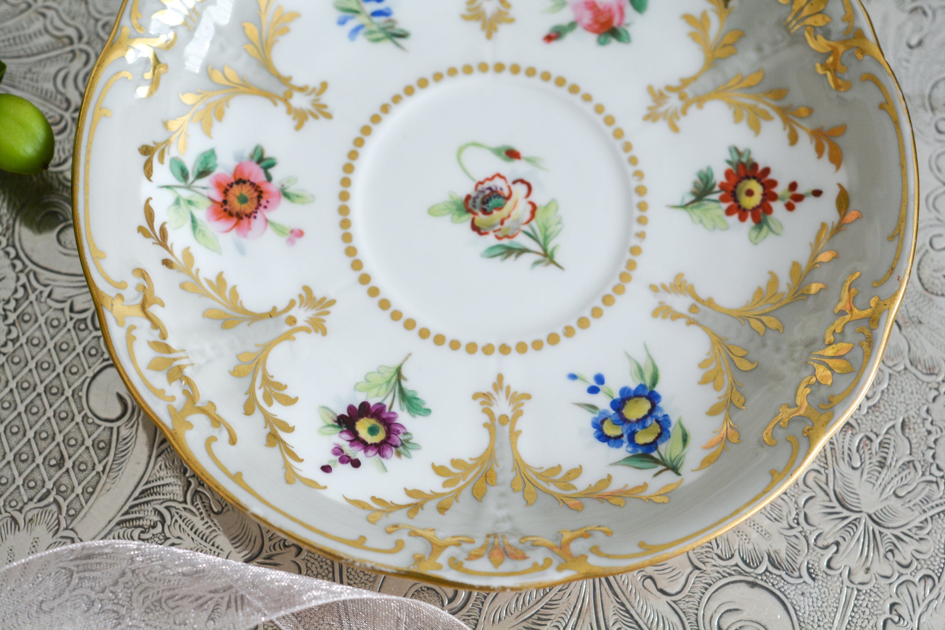 トゥルートリオは、ティーカップ、コーヒーカップ、ソーサーのセットで1800年代中頃まではトリオといえばトゥルートリオが主流でした。こちらはバックスタンプなどはないのですが、ソーサーの裏面にうっすらとMINTONと確認できます。美しいハンドペイントの絵付けはさすがミントン。ミントンの絵付けは繊細で優しいタッチですね。リングハンドルもエレガントです。とても状態の良いお品で、紅茶もコーヒーもお楽しみいただけます。素敵なティータイムをお過ごしください。