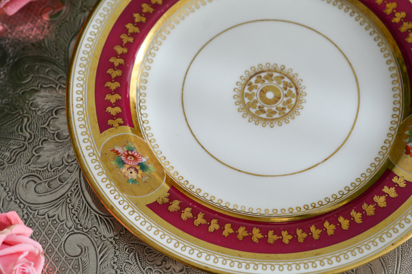 コウルドンの素晴らしいティートリオ。カップのハンドルはロープハンドルと呼ばれるデザインで、コウルドン前身のブラウンウエストヘッドムーア社が製造していたデザインです。リッジウェイ時代の豪華絢爛な作風を残しつつ、より洗練されたデザインへと昇華していったブラウンウエストヘッドムーア社。ロープハンドルはそんなブラウンウエストヘッドムーアの代表的なデザイン。数も少ないので大変人気があります。カップにはコウルドンのバックスタンプがあるのでコウルドンが引き継いで作られたお品だと思うのですが、ソーサーのダイヤモンドマークは1868年9月25日に登録されたことを示しています。ソーサーだけ古い感じはしないので、このダイヤモンドマークはこのお品ではなく、デザインの商標登録を示しているのかもしれません。アンティークは色々なストーリーを考える楽しみを与えてくれますね。