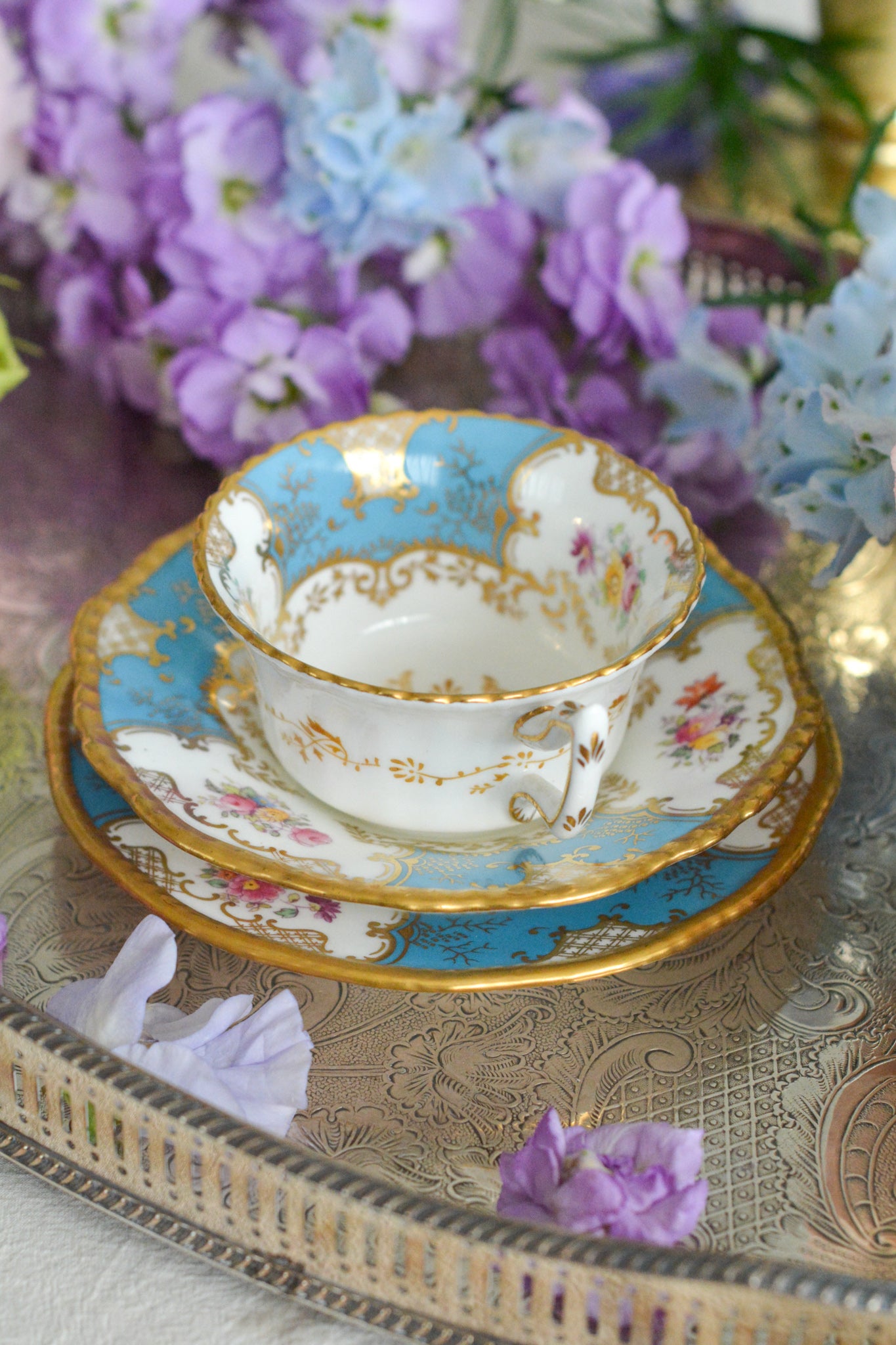 コールポートの代表作と言ってもいい、バットウィングシリーズ。カラー展開が豊富でレアカラーと呼ばれる貴重かつ人気のカラーがあります。その中でもターコイズブルーは幻と言われるほどレアなカラー。前回ご紹介できた時もとても嬉しかったのですが、また出会うことができて本当に嬉しく思います。手に取ると、宝石のようにキラキラと輝くターコイズブルーに金彩のコントラスト、美しいシェイプ。本当に素晴らしい、心が躍るカップです。