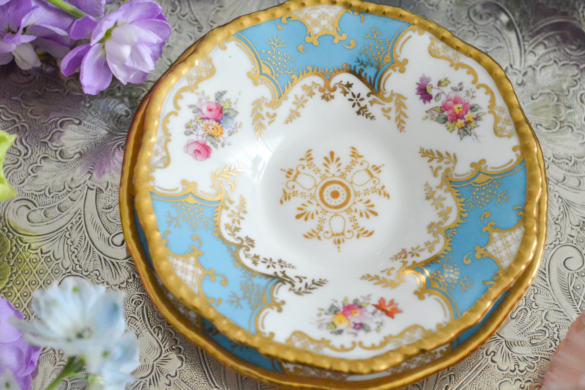 コールポートの代表作と言ってもいい、バットウィングシリーズ。カラー展開が豊富でレアカラーと呼ばれる貴重かつ人気のカラーがあります。その中でもターコイズブルーは幻と言われるほどレアなカラー。前回ご紹介できた時もとても嬉しかったのですが、また出会うことができて本当に嬉しく思います。手に取ると、宝石のようにキラキラと輝くターコイズブルーに金彩のコントラスト、美しいシェイプ。本当に素晴らしい、心が躍るカップです。