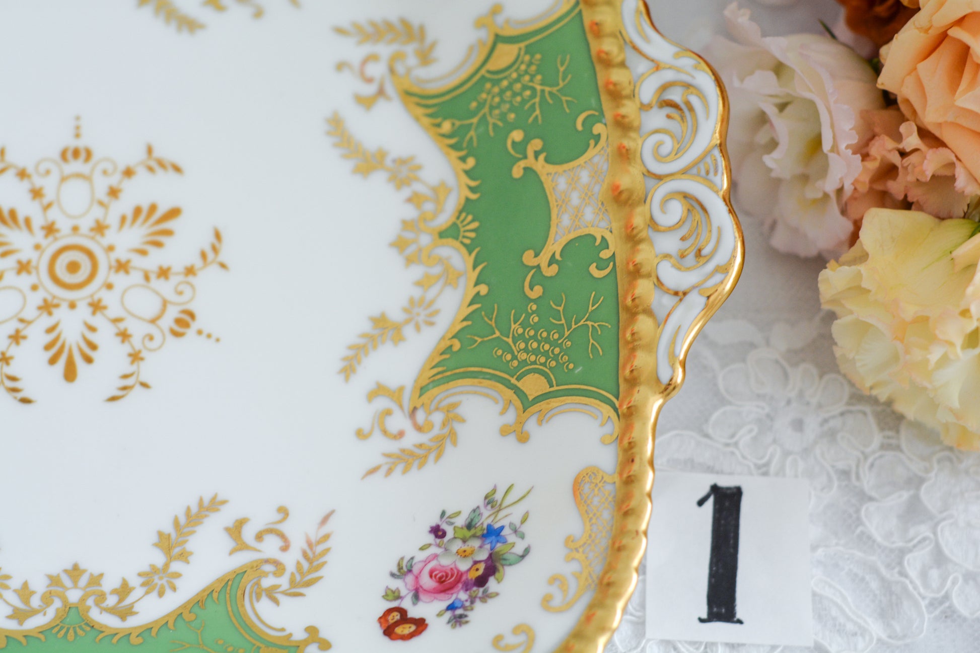 コールポートの人気シリーズ、バットウィング。カラーバリエーションも豊富なシリーズです。こちらは明るい雰囲気のアップルグリーンカラーの美しいB&Bプレート。サンドイッチやスイーツなど盛り付けてお楽しみくださいね。こちらは1枚の価格です。全部で2枚ございます。少しずつデザインが違いますので①〜②からお選びください。