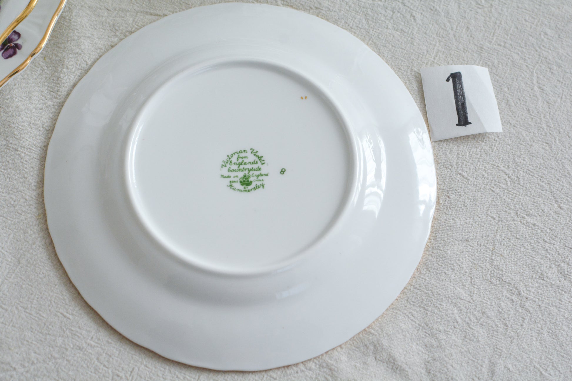 ハマースレイの人気シリーズ、ヴィクトリアンバイオレットシリーズのティートリオ。可憐なすみれの模様と優雅なシェイプがとても美しいお品です。製造年代などですみれの模様が少しずつ違い、それぞれに魅力があります。ハマースレイらしいエレガントなデザインでおうちティータイムを華やかに盛り上げてくれます。こちらは1セットの価格です。在庫が2セットあり、絵柄や色味が少しずつ異なります。トリオ①〜②からお選びください。