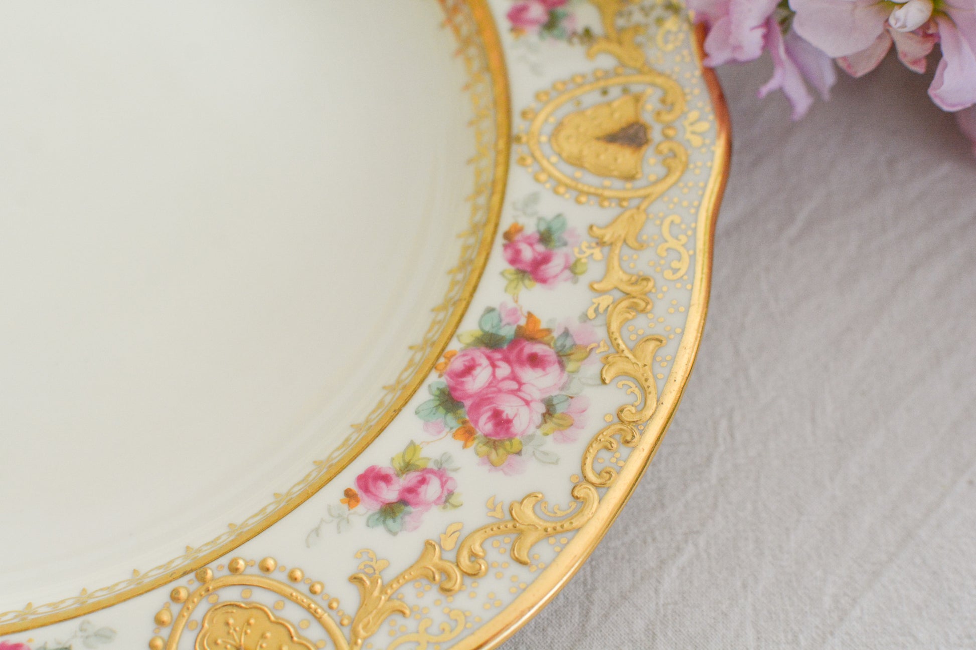 コープランドのエレガントなプレートが入荷しました。以前ご紹介したことのあるプレートです今回また出会うことができました。クリームカラーの地のお色に金盛りの繊細な模様に、可憐なバラが描かれた大変美しいプレート。ティータイムを華やかに盛り上げてくれそうです。裏面には、サインが入っています。こちらは1枚の価格です。在庫が2枚ございます。プレート①〜②からお選びください。