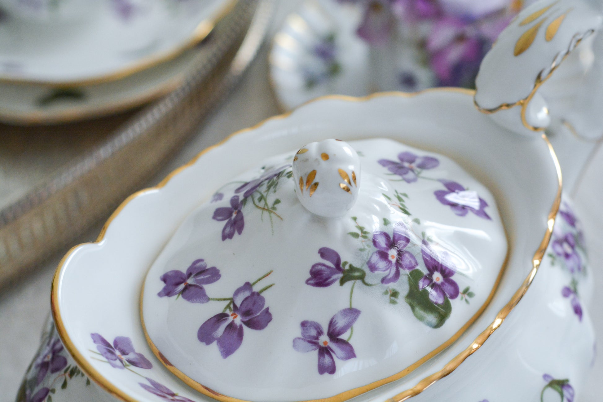 ハマースレイの人気シリーズ、ヴィクトリアンバイオレットシリーズのラージサイズのティーポットです。可憐なすみれの模様と優雅なシェイプがとても美しく、おうちティータイムを華やかに盛り上げてくれます。とても存在感があって、テーブルを華やかに盛り上げてくれます。お客さまのおもてなしにはもちろん、ご家族やご友人との楽しいティータイムにもぜひ。