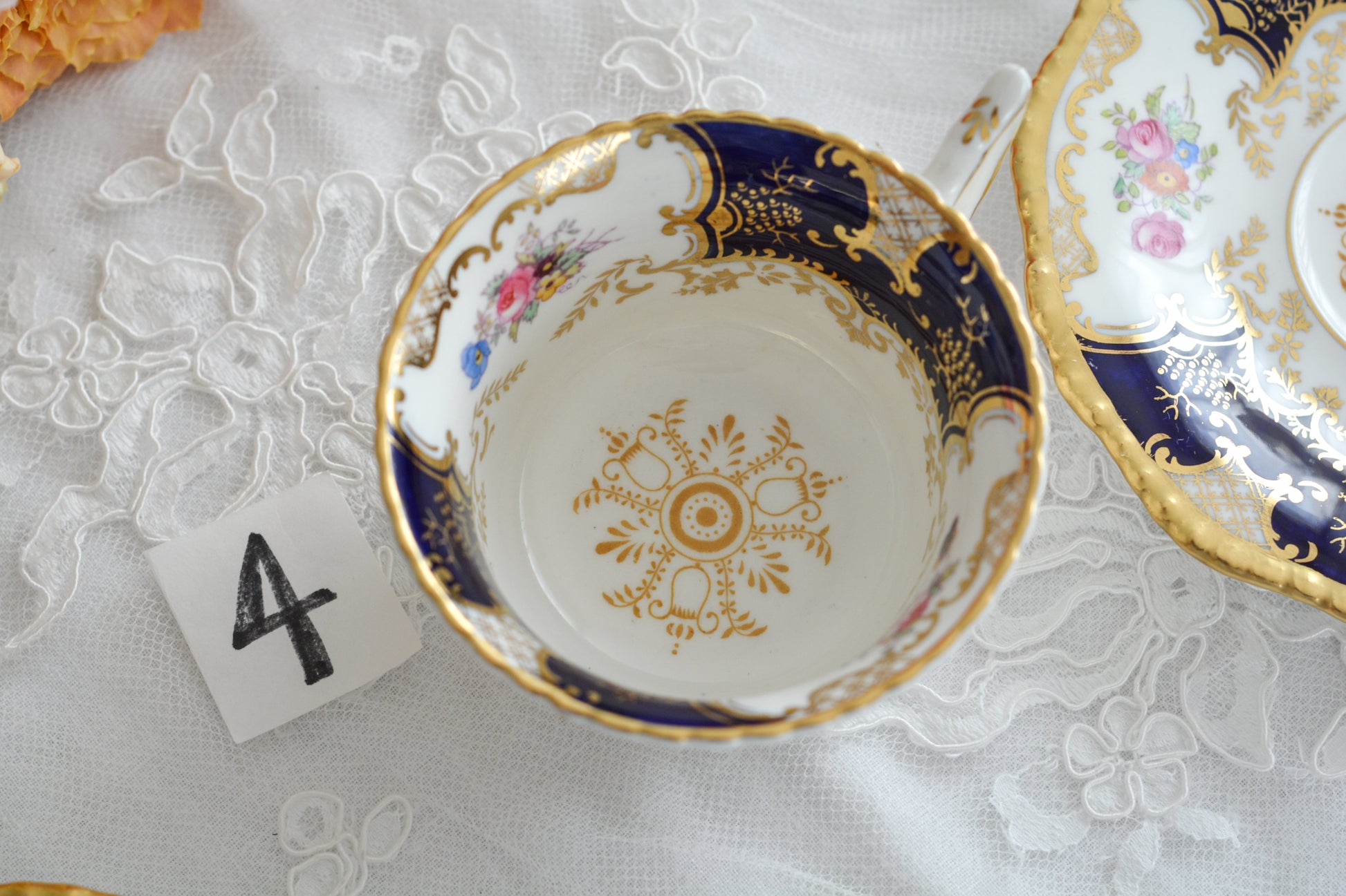 コールポートの代表作と言ってもいい、バットウィングシリーズ。こちらはコバルトブルーのティートリオです。重厚感のあるコバルトブルーと金彩のコントラスト、美しいシェイプ。凛としさ美しさがありオーラを感じます。最近はバットウィングも探すのがとても困難になってきました。心が躍るカップでティータイムをお楽しみいただけたら嬉しいです。こちらは1セットの価格です。全部で6セット在庫がございます。状態で価格が変わります。