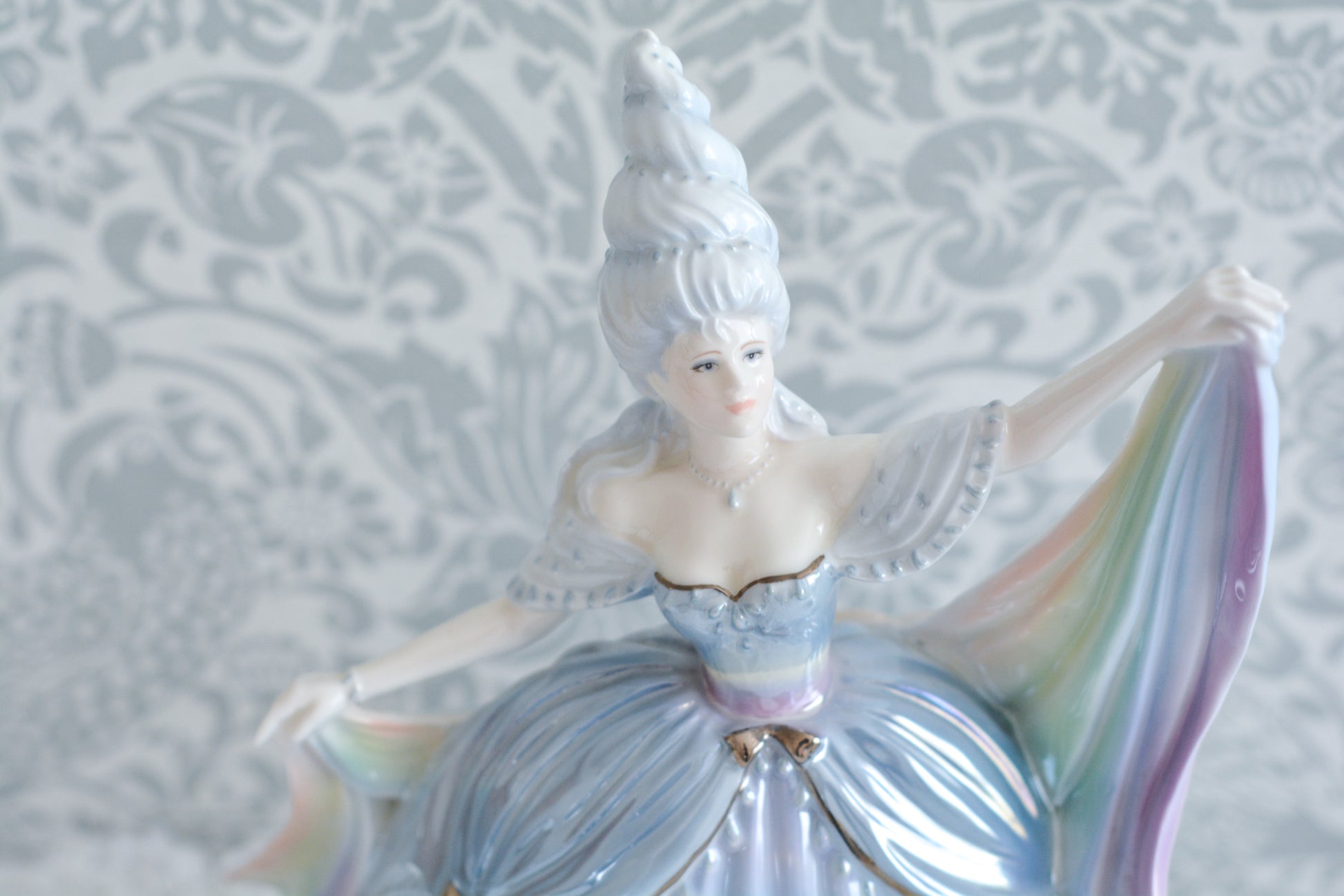 コールポートはフィギュリンをたくさん作っていて、たくさんのシリーズがあります。人気はあるけれど日本ではほとんど見かけないシリーズの1つ。「The millennium Ball」というシリーズで、この「Rain」と、「Moon」「 Forest」「Time」「Sun」の5種類から構成されています。このRainはパステルカラーでキラキラしていて、まるでファンタジーの世界からやってきてよう!このシリーズは個人的にも好きなシリーズで、時間をかけて探しました!今回ご紹介できて嬉しいです。製造数がとても少ないため探すのが大変困難なお品です。