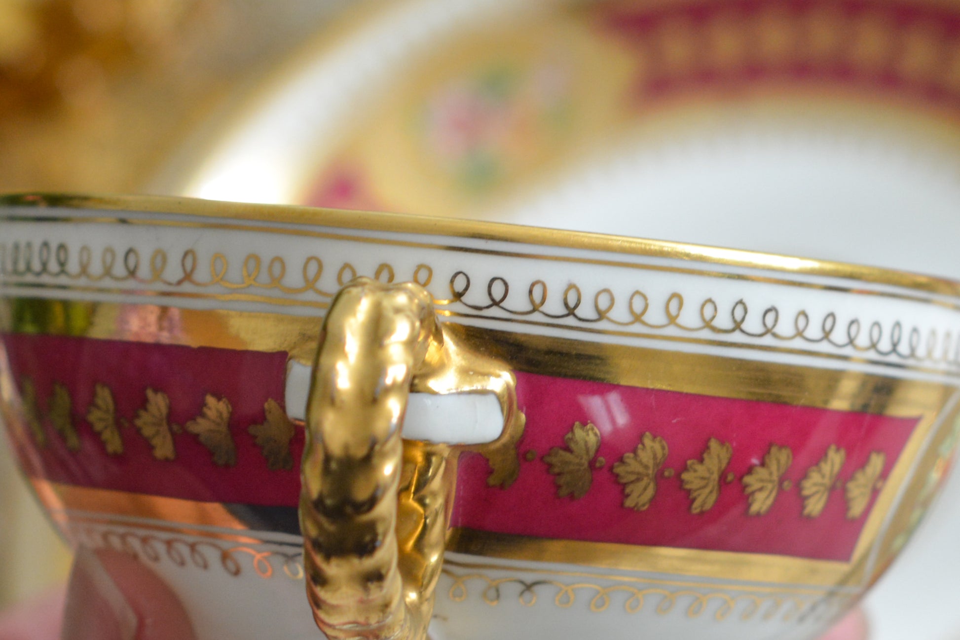 コウルドンの素晴らしいティートリオ。カップのハンドルはロープハンドルと呼ばれるデザインで、コウルドン前身のブラウンウエストヘッドムーア社が製造していたデザインです。リッジウェイ時代の豪華絢爛な作風を残しつつ、より洗練されたデザインへと昇華していったブラウンウエストヘッドムーア社。ロープハンドルはそんなブラウンウエストヘッドムーアの代表的なデザイン。数も少ないので大変人気があります。カップにはコウルドンのバックスタンプがあるのでコウルドンが引き継いで作られたお品だと思うのですが、ソーサーのダイヤモンドマークは1868年9月25日に登録されたことを示しています。ソーサーだけ古い感じはしないので、このダイヤモンドマークはこのお品ではなく、デザインの商標登録を示しているのかもしれません。アンティークは色々なストーリーを考える楽しみを与えてくれますね。