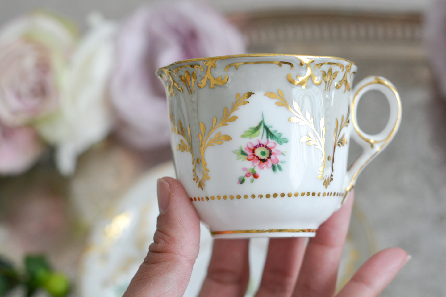 トゥルートリオは、ティーカップ、コーヒーカップ、ソーサーのセットで1800年代中頃まではトリオといえばトゥルートリオが主流でした。こちらはバックスタンプなどはないのですが、ソーサーの裏面にうっすらとMINTONと確認できます。美しいハンドペイントの絵付けはさすがミントン。ミントンの絵付けは繊細で優しいタッチですね。リングハンドルもエレガントです。とても状態の良いお品で、紅茶もコーヒーもお楽しみいただけます。素敵なティータイムをお過ごしください。