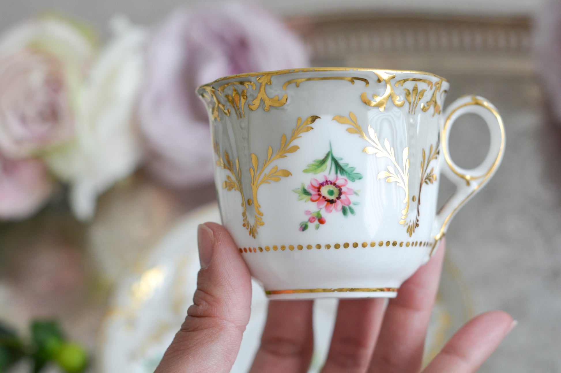 トゥルートリオは、ティーカップ、コーヒーカップ、ソーサーのセットで1800年代中頃まではトリオといえばトゥルートリオが主流でした。こちらはバックスタンプなどはないのですが、ソーサーの裏面にうっすらとMINTONと確認できます。美しいハンドペイントの絵付けはさすがミントン。ミントンの絵付けは繊細で優しいタッチですね。リングハンドルもエレガントです。とても状態の良いお品で、紅茶もコーヒーもお楽しみいただけます。素敵なティータイムをお過ごしください。