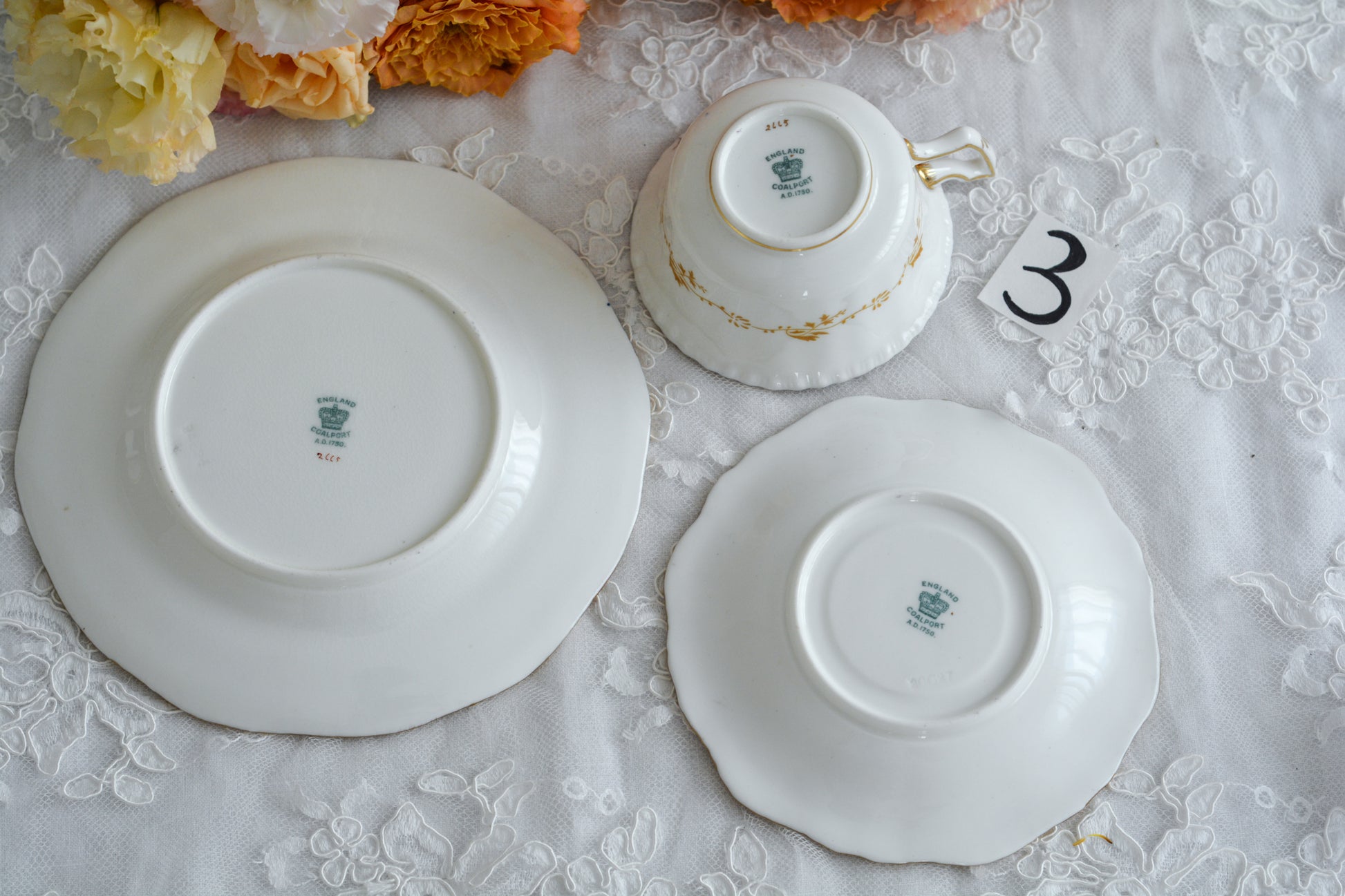 コールポートの代表作と言ってもいい、バットウィングシリーズ。こちらはコバルトブルーのティートリオです。重厚感のあるコバルトブルーと金彩のコントラスト、美しいシェイプ。凛としさ美しさがありオーラを感じます。最近はバットウィングも探すのがとても困難になってきました。心が躍るカップでティータイムをお楽しみいただけたら嬉しいです。こちらは1セットの価格です。全部で6セット在庫がございます。状態で価格が変わります。