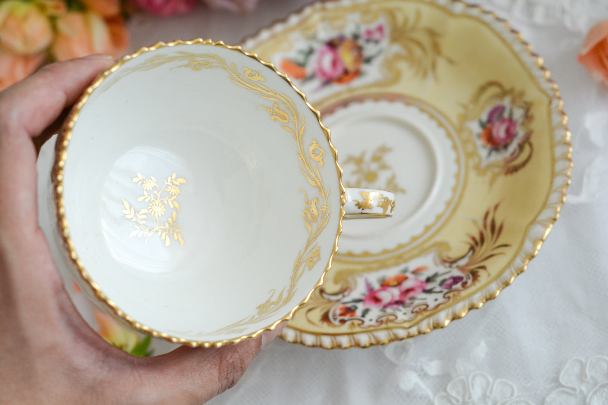 コールポートのペンブロークシェイプと呼ばれるシェイプのカップです。縁の飾り模様が特徴的で1820年代後半に作られたとても古い作品です。豪華な縁飾りに手描きで描かれた美しい花々、エレガントなリングハンドル。約200年前に作られ、この持ち主の貴族はこんな美しいカップでどんな優雅なティータイムを過ごしていたのでしょうか。