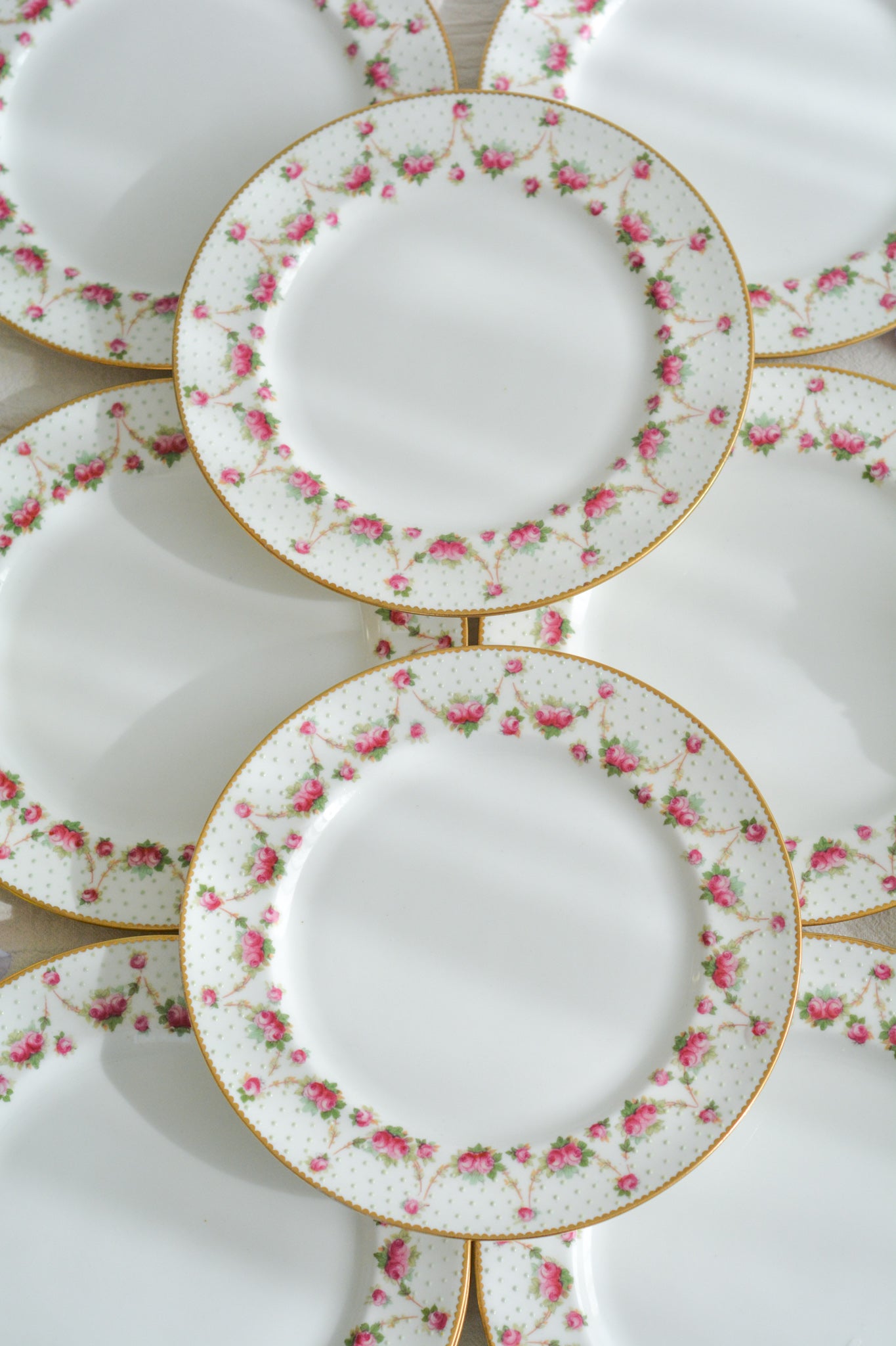 ロイヤルドルトンのとっても可愛らしいプレートが入荷しました。アメリカの小売店の特注品でバラのガーランドにエナメルジュールのドットが素敵なデザインです。このプレートが1枚あれば、ロマンティックなテーブルコーディネートができそうです。ティータイムに、デザートタイムにぜひどうぞ。こちらは1枚の価格です。状態によって価格が変わります。コンディションA、B、Cからお選びください。どれも大きなダメージはありません。