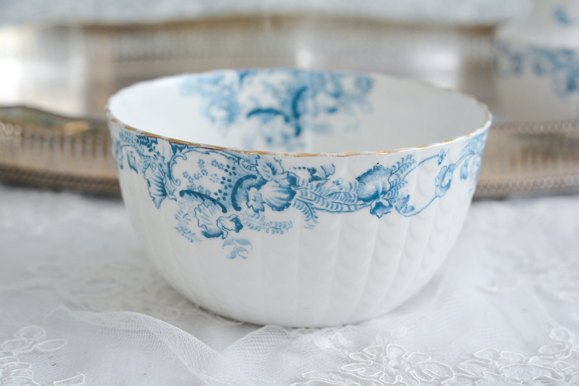 サミュエル・ラドフォードというメーカーの可愛らしいティートリオです。サミュエル・ラドフォードはスタッフォードシャーのメーカーで、1879年から1957年まで創業していました。こちらはブルーの転写模様がとても美しく地模様もとても可愛らしいお品です。同じパターンのティートリオと色違いのデザートプレートも別で掲載しています。