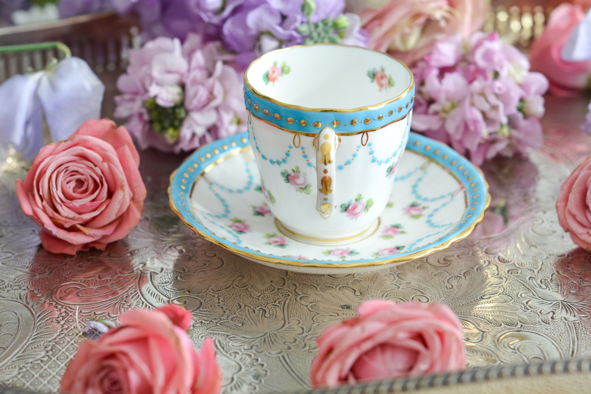 ミントンの美しいデミタスカップ。ミントンブルーにエレガントなデザイン。さすがミントン!ですね。小さなカップにぎゅっと魅力が詰まったお品です。 ミントンは女性の絵付け師さんが他のメーカーよりもたくさん活躍していたと本で読んだことがあります。ミントンのエレガントで美しいデザインはそんな理由もあるのかもしれません。カップのハンドルに製造時にできたと思われる傷と、ソーサーにヘアライン(貫通はしていません)があるので実用にはお勧めしませんが、ぜひたくさん眺めて愛でていただきたい、芸術的なカップです。