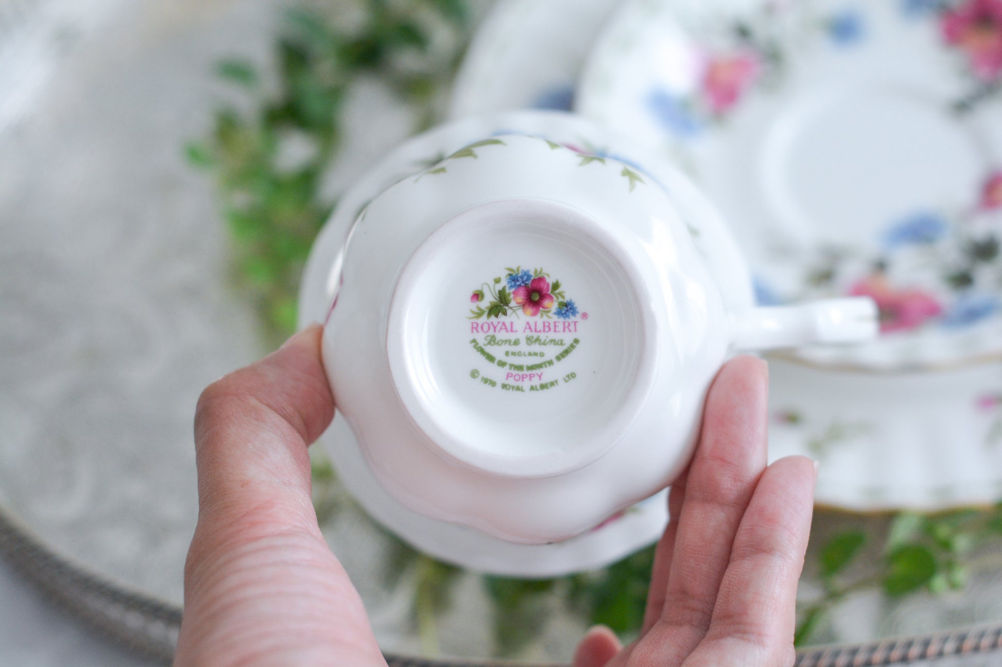 ロイヤルアルバートの人気シリーズの一つ、「フラワーオブマンス」1月から12月までそれぞれの季節のお花がモチーフのシリーズで、ついつい集めたくなってしまう魅力があります。今回ご紹介するのは、8月(August)。8月のお花はポピーです。鮮やかな色合いが夏のティータイムにぴったり!貴重なデザートプレート付きのトリオとなっております。8月生まれの方、コレクションしていらっしゃる方、お探しの方もぜひ。