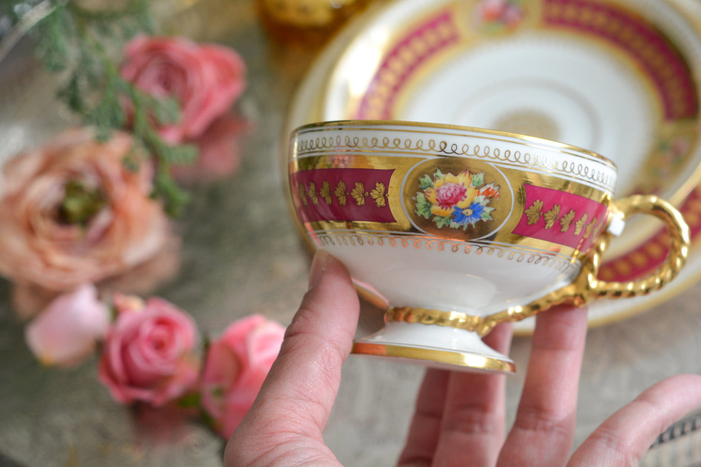 コウルドンの素晴らしいティートリオ。カップのハンドルはロープハンドルと呼ばれるデザインで、コウルドン前身のブラウンウエストヘッドムーア社が製造していたデザインです。リッジウェイ時代の豪華絢爛な作風を残しつつ、より洗練されたデザインへと昇華していったブラウンウエストヘッドムーア社。ロープハンドルはそんなブラウンウエストヘッドムーアの代表的なデザイン。数も少ないので大変人気があります。カップにはコウルドンのバックスタンプがあるのでコウルドンが引き継いで作られたお品だと思うのですが、ソーサーのダイヤモンドマークは1868年9月25日に登録されたことを示しています。ソーサーだけ古い感じはしないので、このダイヤモンドマークはこのお品ではなく、デザインの商標登録を示しているのかもしれません。アンティークは色々なストーリーを考える楽しみを与えてくれますね。