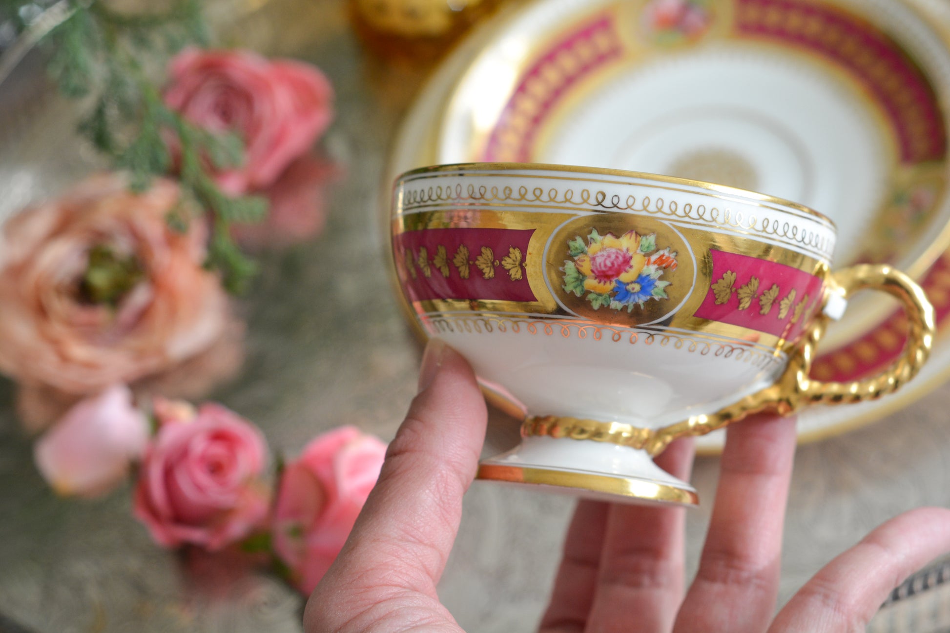 コウルドンの素晴らしいティートリオ。カップのハンドルはロープハンドルと呼ばれるデザインで、コウルドン前身のブラウンウエストヘッドムーア社が製造していたデザインです。リッジウェイ時代の豪華絢爛な作風を残しつつ、より洗練されたデザインへと昇華していったブラウンウエストヘッドムーア社。ロープハンドルはそんなブラウンウエストヘッドムーアの代表的なデザイン。数も少ないので大変人気があります。カップにはコウルドンのバックスタンプがあるのでコウルドンが引き継いで作られたお品だと思うのですが、ソーサーのダイヤモンドマークは1868年9月25日に登録されたことを示しています。ソーサーだけ古い感じはしないので、このダイヤモンドマークはこのお品ではなく、デザインの商標登録を示しているのかもしれません。アンティークは色々なストーリーを考える楽しみを与えてくれますね。