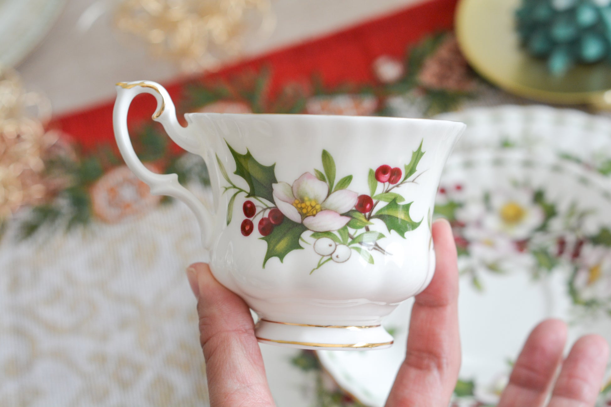 ロイヤルアルバートの人気シリーズの一つ、「フラワーオブマンス」1月から12月までそれぞれの季節のお花がモチーフのシリーズで、ついつい集めたくなってしまう魅力があります。今回ご紹介するのは、12月(December)。12月のお花はクリスマスローズです。ヒイラギに可憐なクリスマスローズがクリスマスの季節にぴったりなデザイン。とっても華やかなお品でクリスマスのテーブルを彩ります。