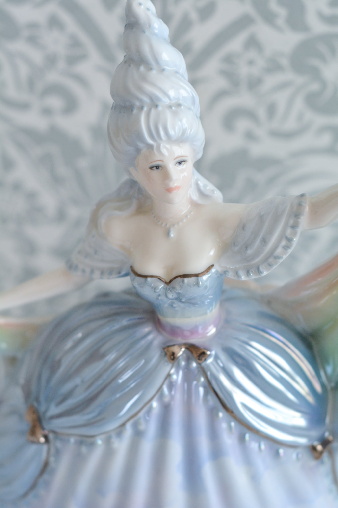 コールポートはフィギュリンをたくさん作っていて、たくさんのシリーズがあります。人気はあるけれど日本ではほとんど見かけないシリーズの1つ。「The millennium Ball」というシリーズで、この「Rain」と、「Moon」「 Forest」「Time」「Sun」の5種類から構成されています。このRainはパステルカラーでキラキラしていて、まるでファンタジーの世界からやってきてよう!このシリーズは個人的にも好きなシリーズで、時間をかけて探しました!今回ご紹介できて嬉しいです。製造数がとても少ないため探すのが大変困難なお品です。