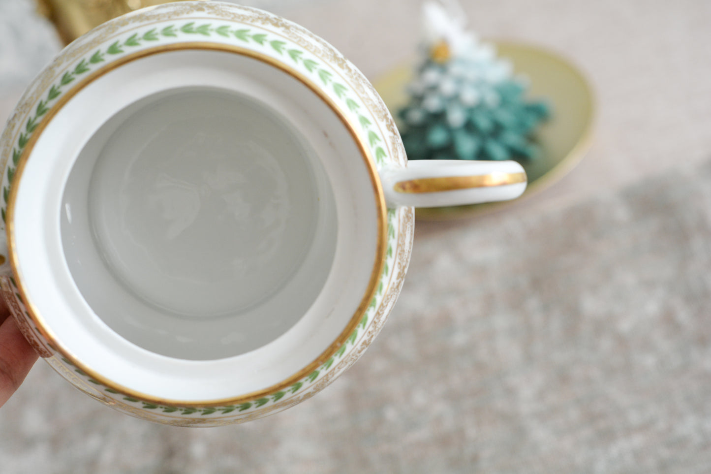 フランスのリモージュ、ジャン・プーヤ工房のシュガー入れです。絵柄はシンプルですが、上品でクリスマスのティータイムやテーブルコーディネートにぴったりなお品。テーブルを彩ります。クリスマス企画の特別価格になっています。 同じデザインのティートリオ、ミルクジャグ、サービングプレート、小さなプレート、とても小さなプレートのセットを別で掲載していますのでセットでコーディネートもお楽しみいただけます。