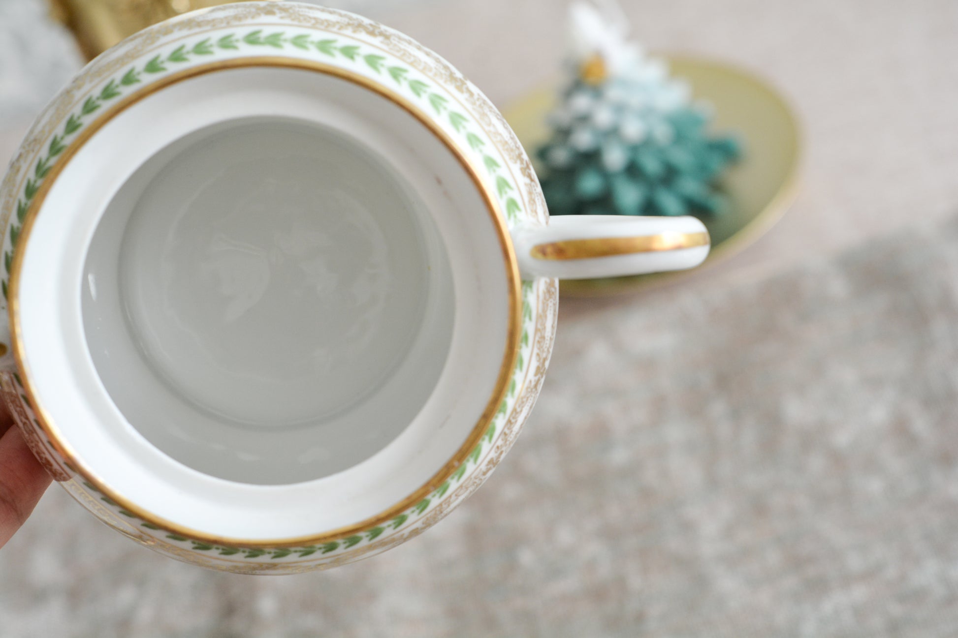 フランスのリモージュ、ジャン・プーヤ工房のシュガー入れです。絵柄はシンプルですが、上品でクリスマスのティータイムやテーブルコーディネートにぴったりなお品。テーブルを彩ります。クリスマス企画の特別価格になっています。 同じデザインのティートリオ、ミルクジャグ、サービングプレート、小さなプレート、とても小さなプレートのセットを別で掲載していますのでセットでコーディネートもお楽しみいただけます。