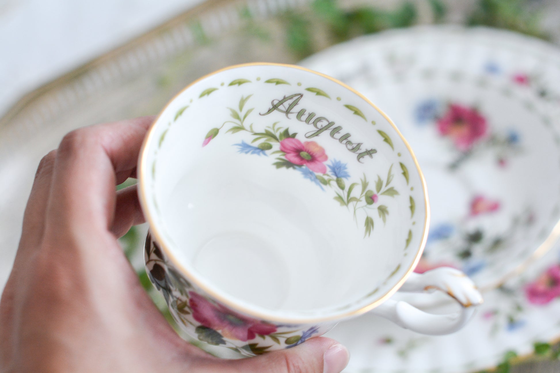 ロイヤルアルバートの人気シリーズの一つ、「フラワーオブマンス」1月から12月までそれぞれの季節のお花がモチーフのシリーズで、ついつい集めたくなってしまう魅力があります。今回ご紹介するのは、8月(August)。8月のお花はポピーです。鮮やかな色合いが夏のティータイムにぴったり!貴重なデザートプレート付きのトリオとなっております。8月生まれの方、コレクションしていらっしゃる方、お探しの方もぜひ。