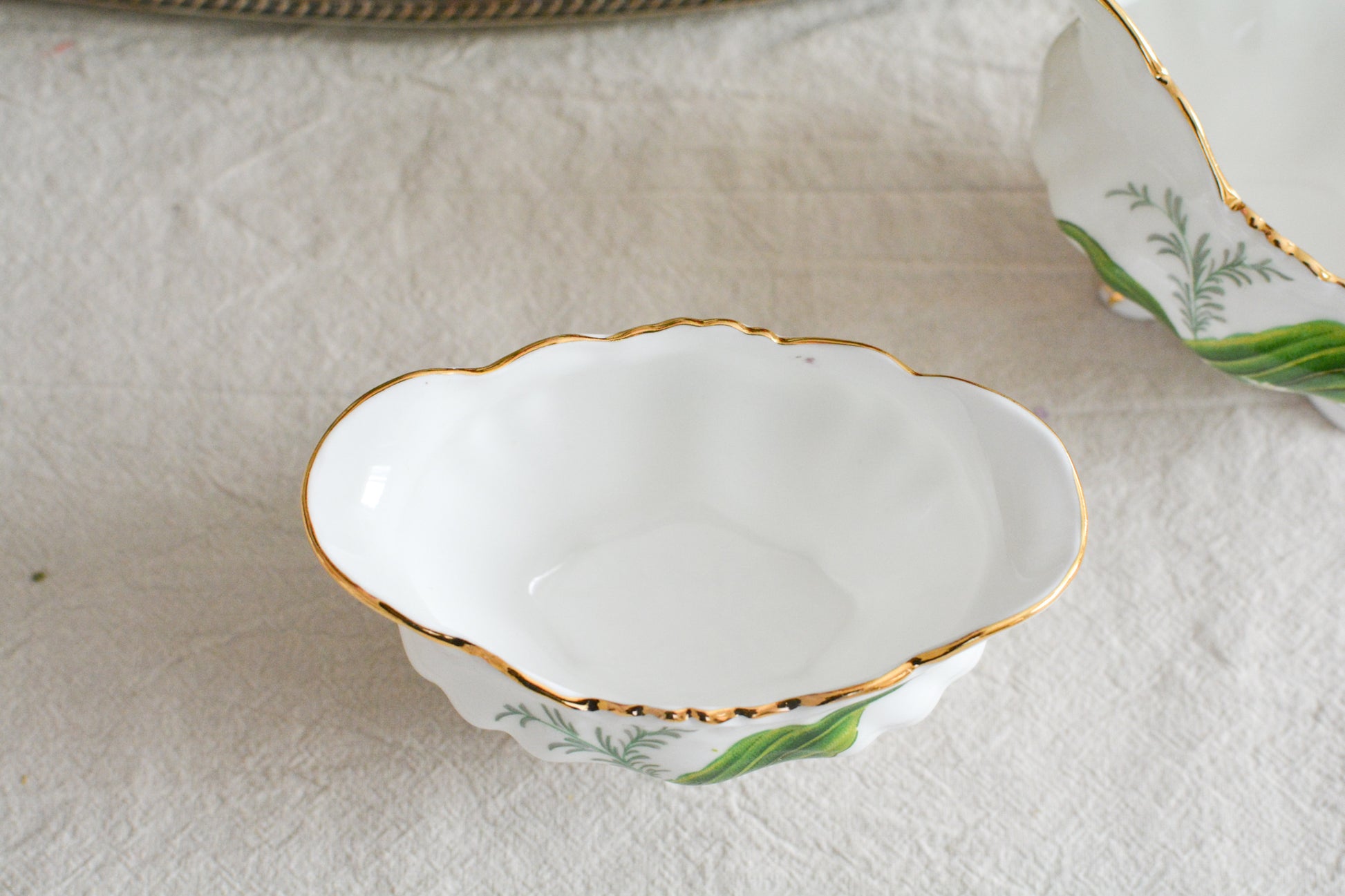 ハマースレイのスズランの絵柄が可愛らしいシュガー入れとミルクジャグ。このスズランのシリーズは人気がありますが、ヴィクトリアンバイオレットよりも生産数が少ないのか、なかなか見つかりません。優美なシェイプと美しいスズランの模様がとてもマッチしていて素敵なお品です。こちらはシュガー入れとミルクジャグの2点セットです。