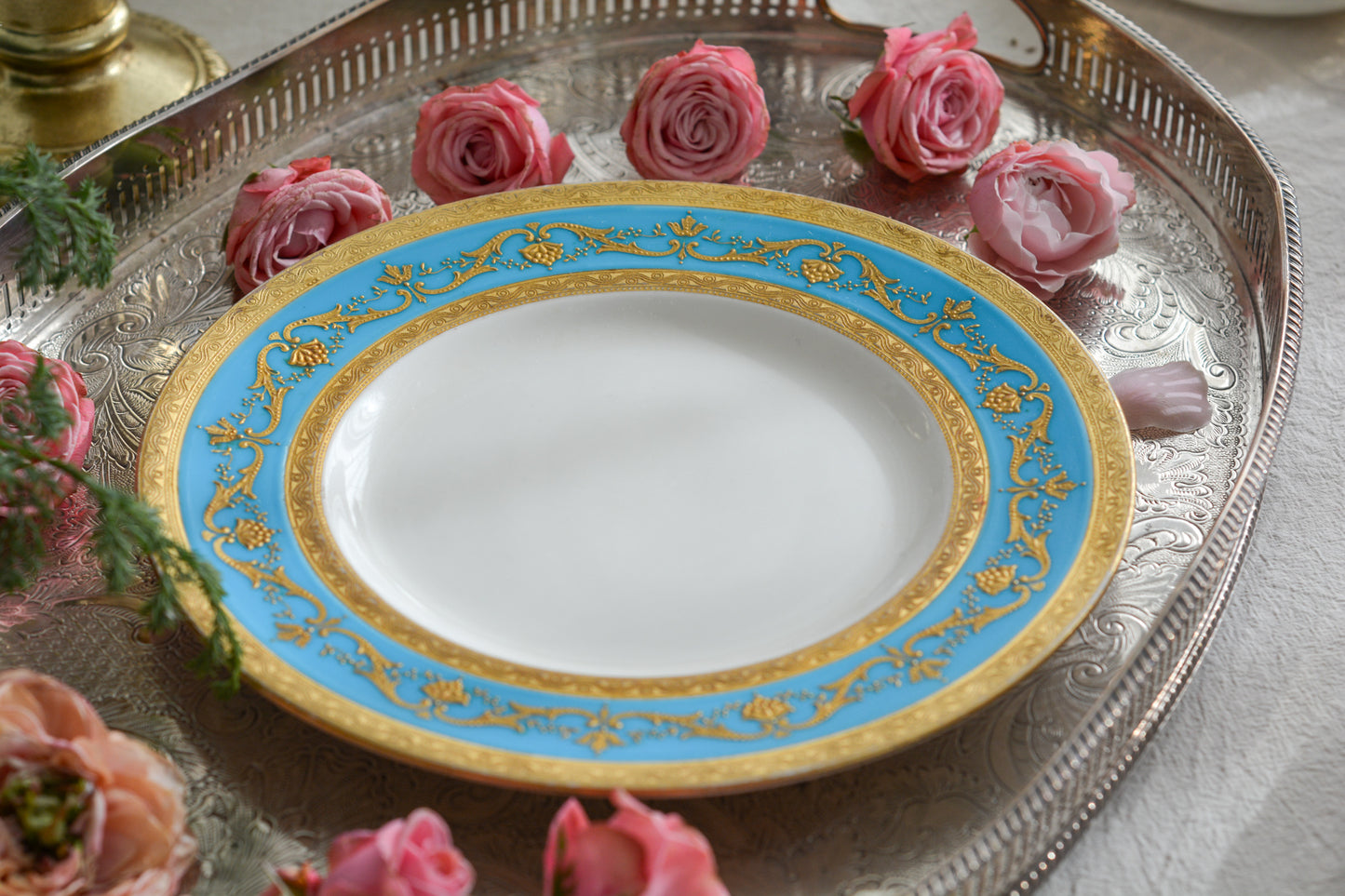 ティファニー社がミントンにオーダーしたプレート。ミントンブルーに金盛りの繊細な模様がとても美しいお品です。ミントンらしいエレガントなデザインはティファニーのイメージにもぴったり。ティファニーは英国の磁器メーカーに特注し、商品をたくさん輸入していました。各メーカーともティファニーの特注品は特にエレガントなデザインが多いです。流行を生み出す力はさすがですね。