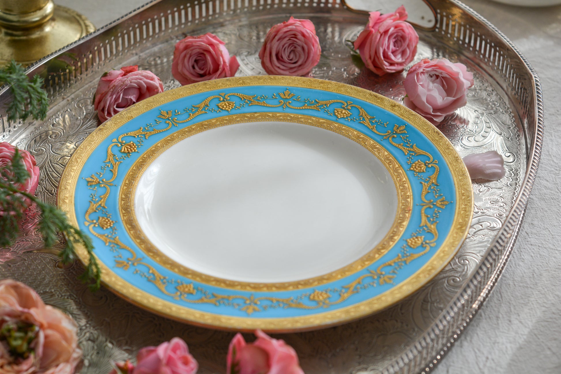 ティファニー社がミントンにオーダーしたプレート。ミントンブルーに金盛りの繊細な模様がとても美しいお品です。ミントンらしいエレガントなデザインはティファニーのイメージにもぴったり。ティファニーは英国の磁器メーカーに特注し、商品をたくさん輸入していました。各メーカーともティファニーの特注品は特にエレガントなデザインが多いです。流行を生み出す力はさすがですね。